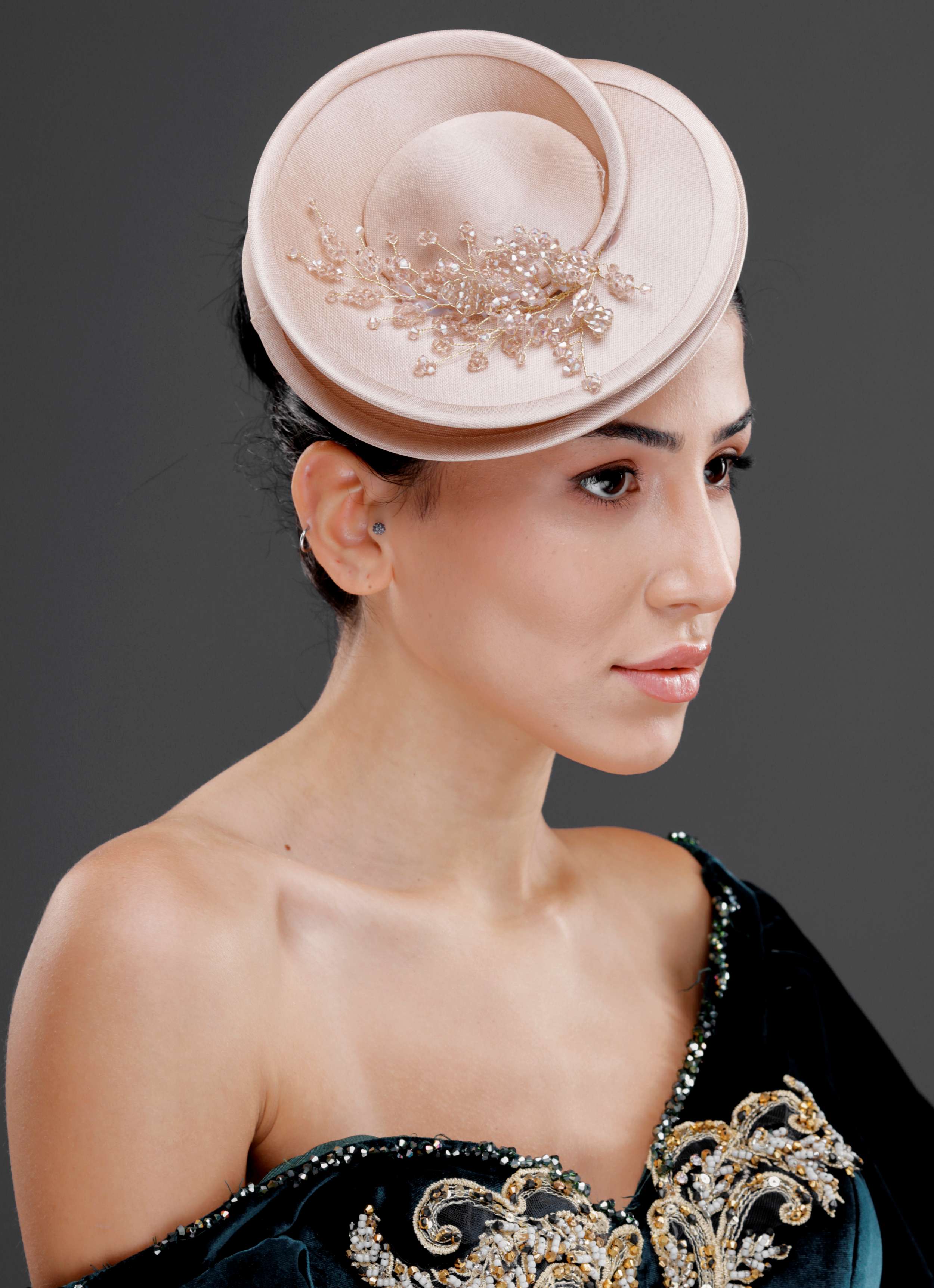 Krem vintage Fransız stil fascinator şapka – altın kristal detaylı zarif gelin aksesuarı