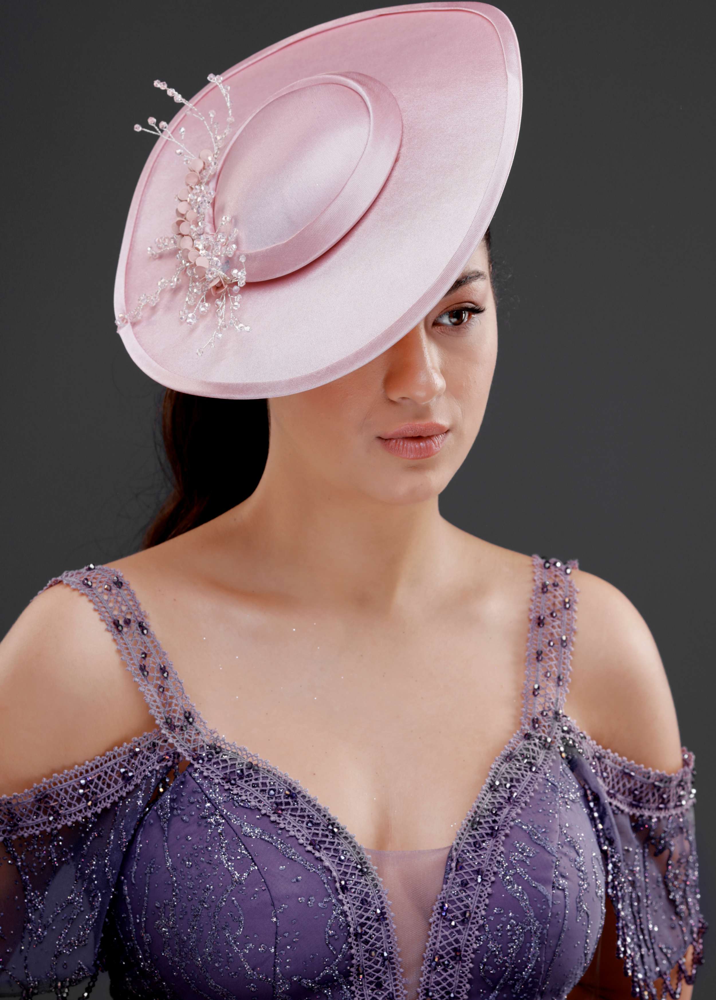 Pembe vintage Fransız stil şapka – inci detaylı özel tasarım davet aksesuarı
