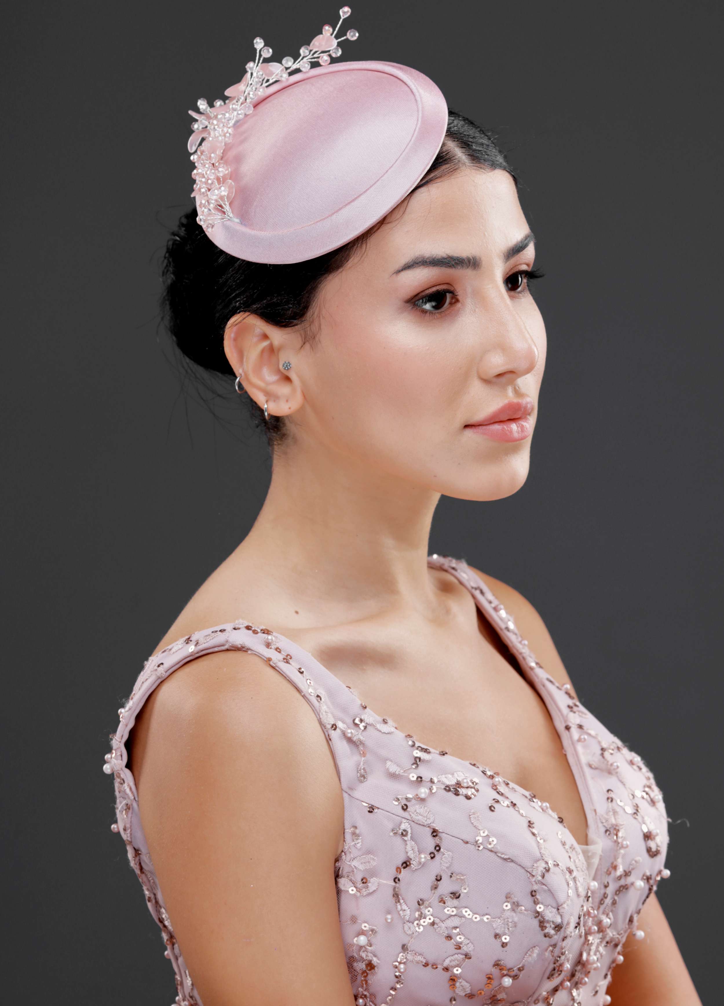 Pembe vintage Fransız stil vualet şapka – kristal taç detaylı zarif özel gün aksesuarı