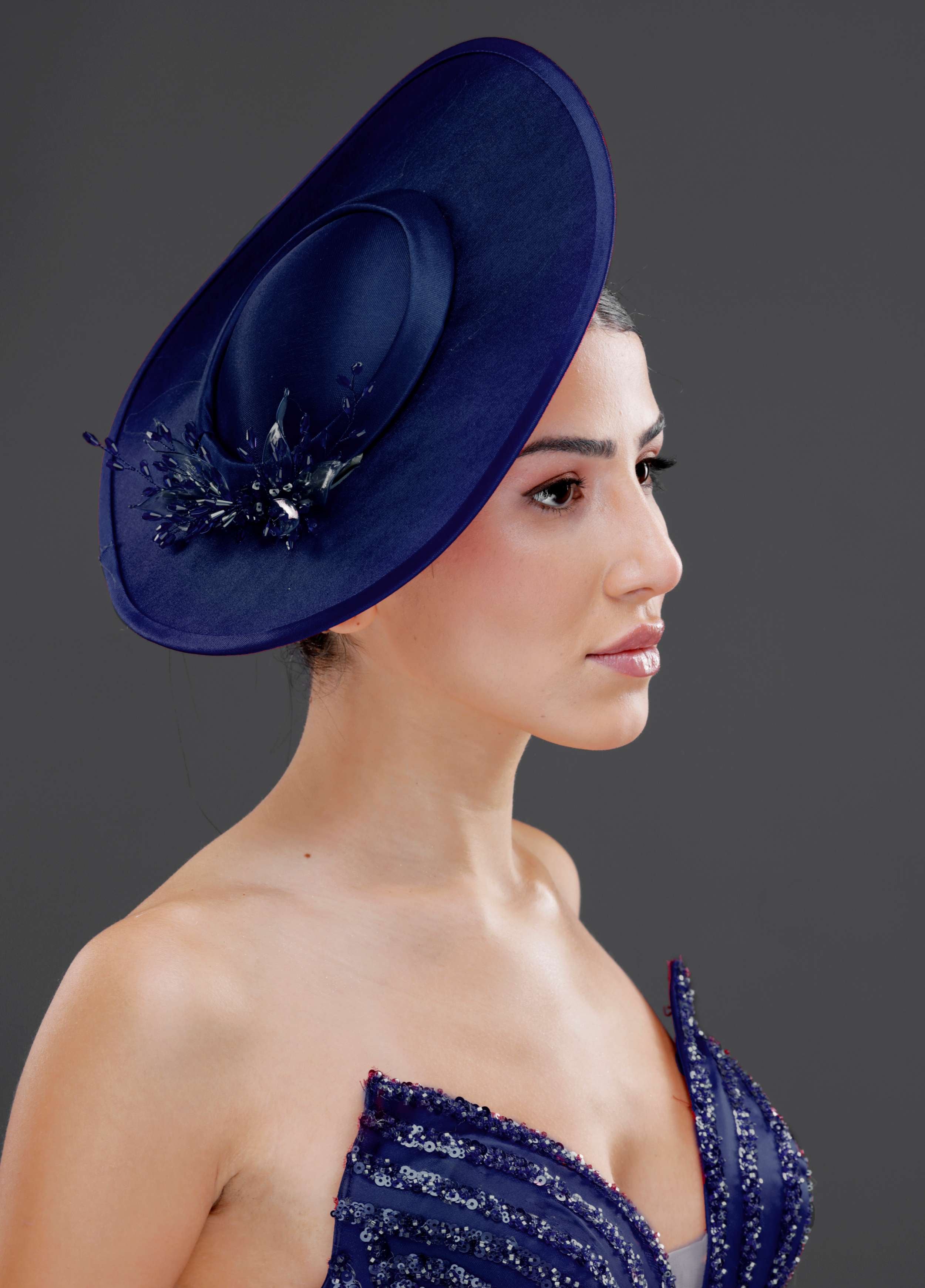 Lacivert vintage Fransız stil geniş kenarlı şapka – çiçek detaylı özel davet ve düğün aksesuarı