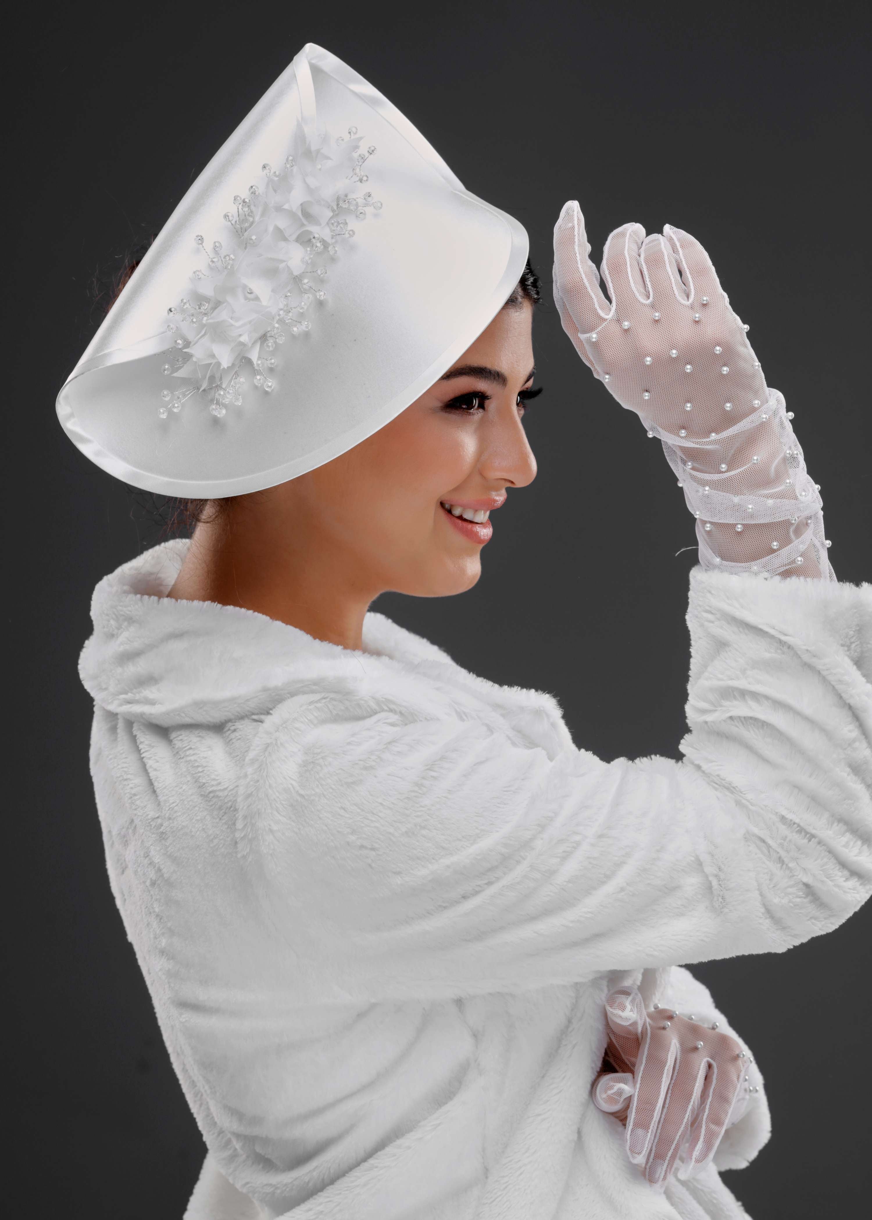 Beyaz vintage çiçek detaylı şapka – özel tasarım nikah ve davet aksesuarı, asimetrik kenarlı Fransız stil zarif gelin şapkası, beyaz kıyafetle uyumlu sofistike aksesuar