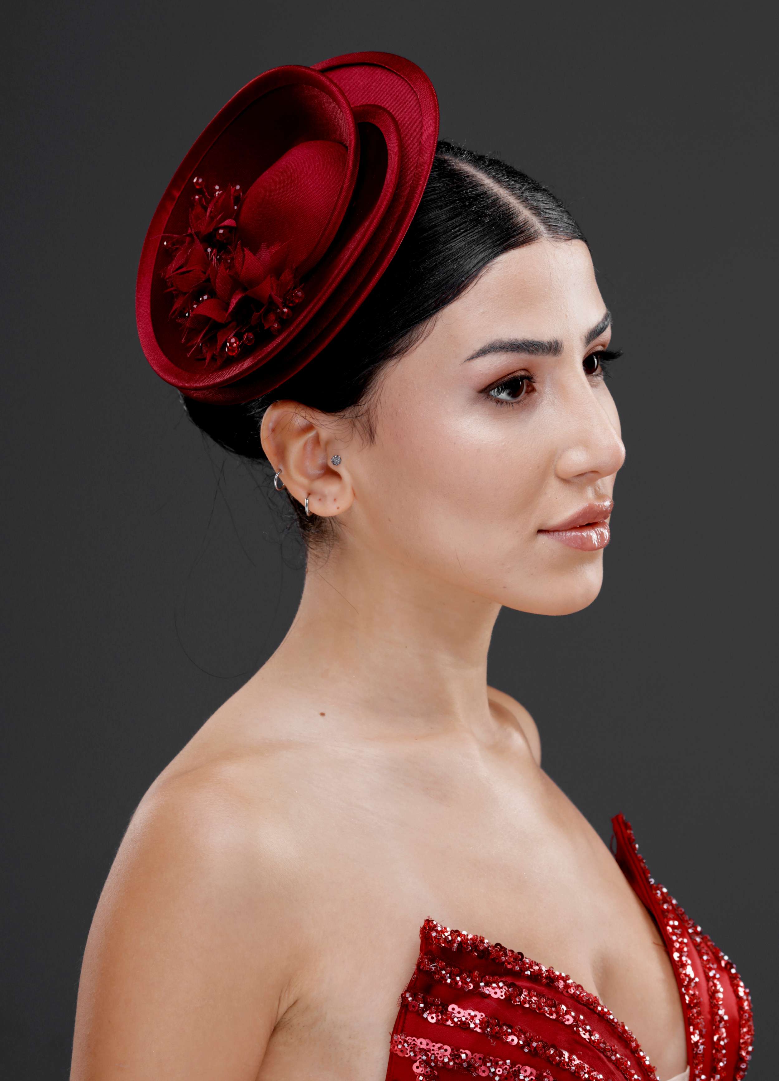 Bordo vintage Fransız stil tasarım şapka – çiçek detaylı zarif ve modern özel gün aksesuarı