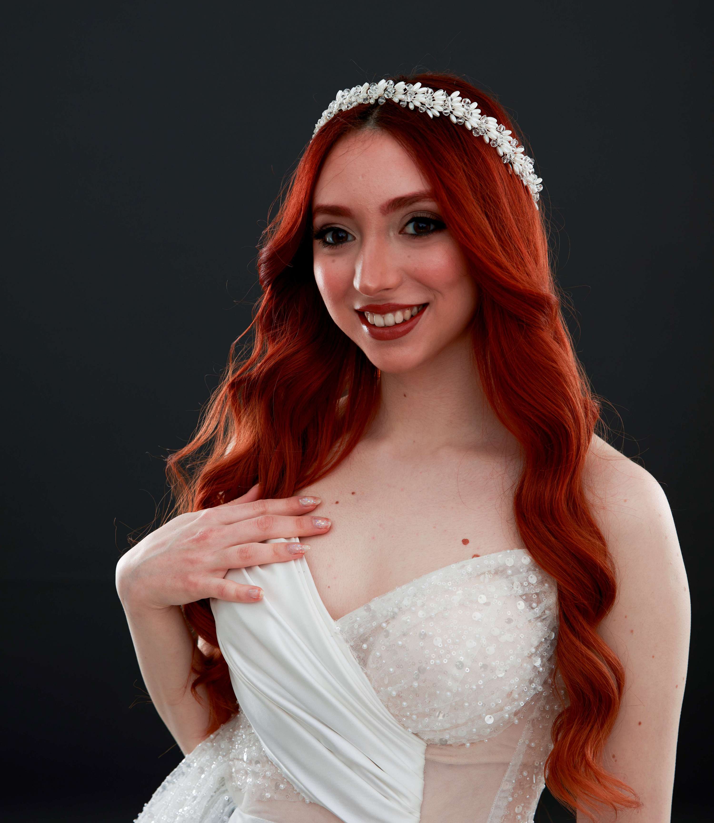 Beyaz inci ve kristal detaylı zarif gelin tacı – çiçek motifli ışıltılı saç bandı gülümseyen gelin, düğün ve nişan töreni için saç aksesuarı