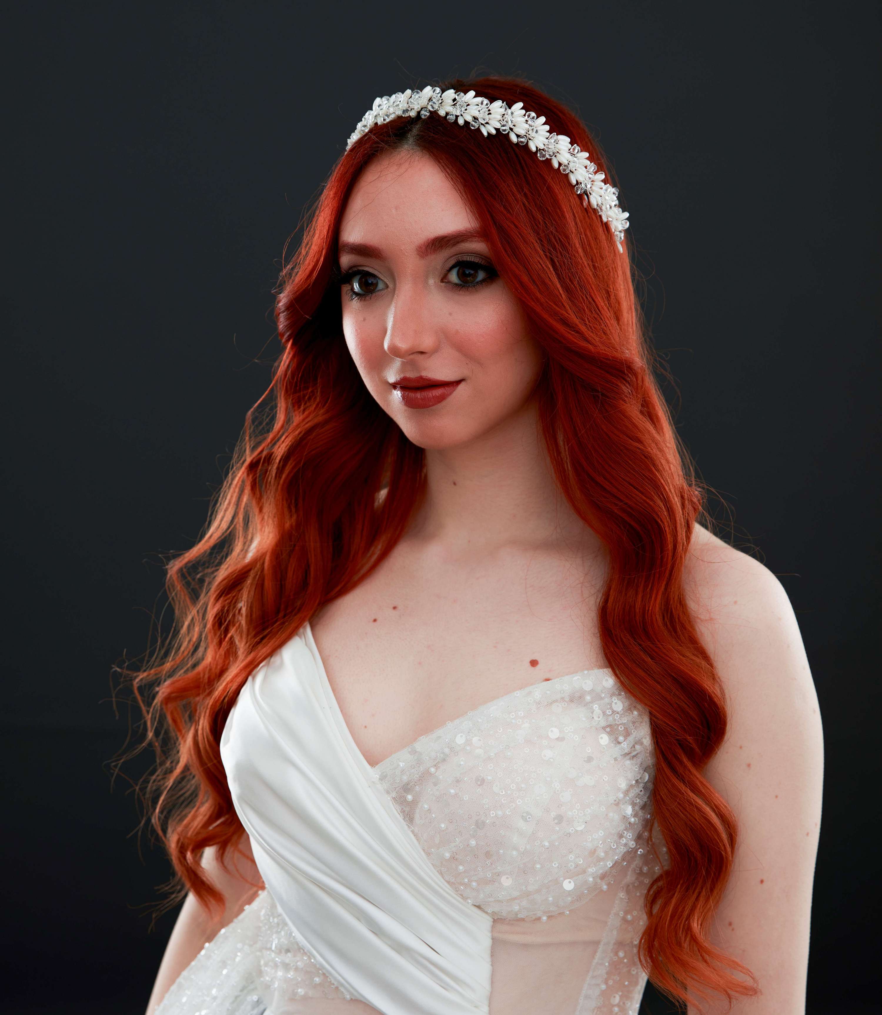 Beyaz inci ve kristal detaylı zarif gelin tacı – çiçek motifli minimal saç bandı ön görünüm, düğün ve nişan için saç aksesuarı