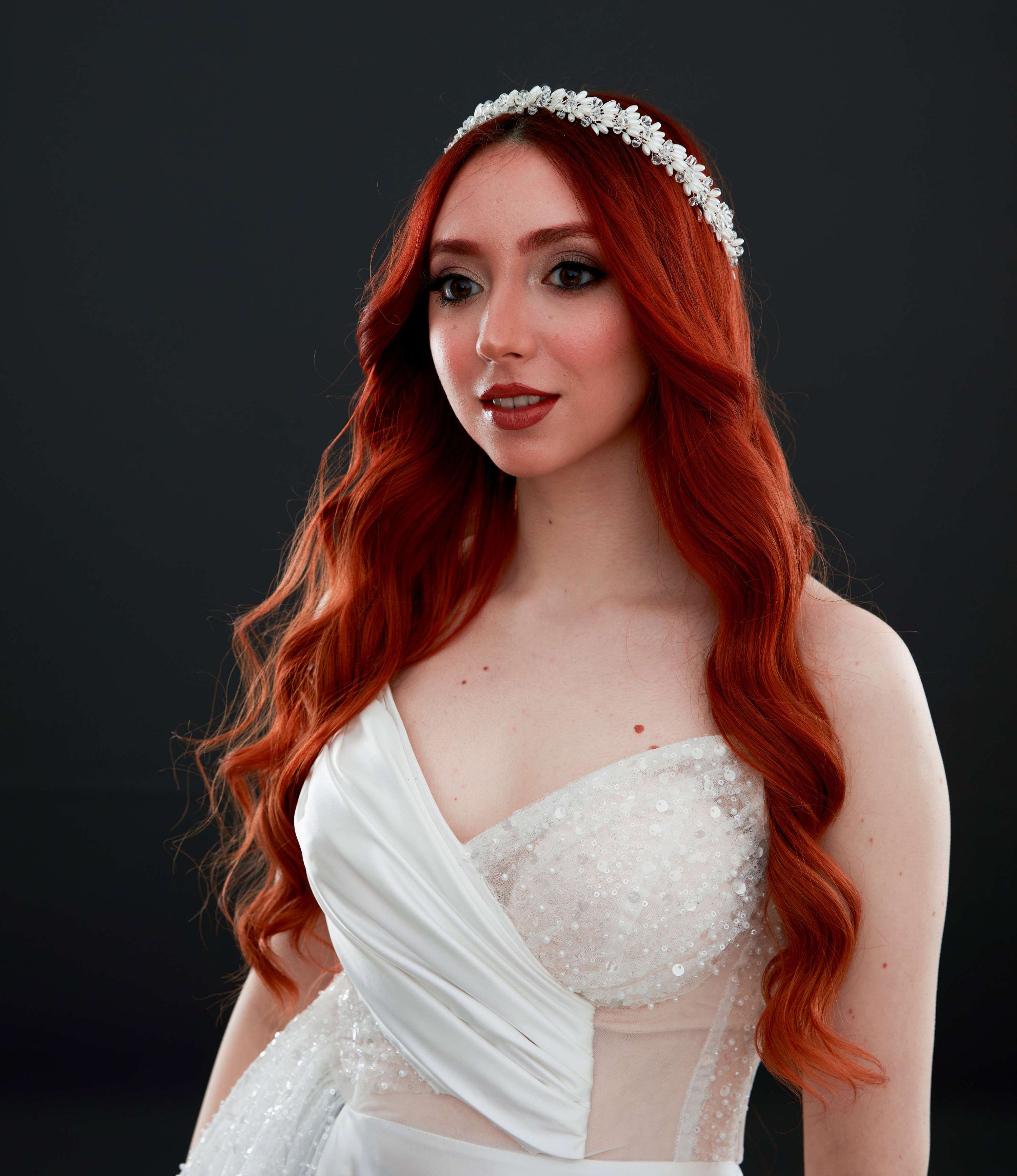 Beyaz inci ve kristal detaylı zarif gelin tacı – çiçek motifli saç bandı yan görünüm, düğün ve özel tören için saç aksesuarı