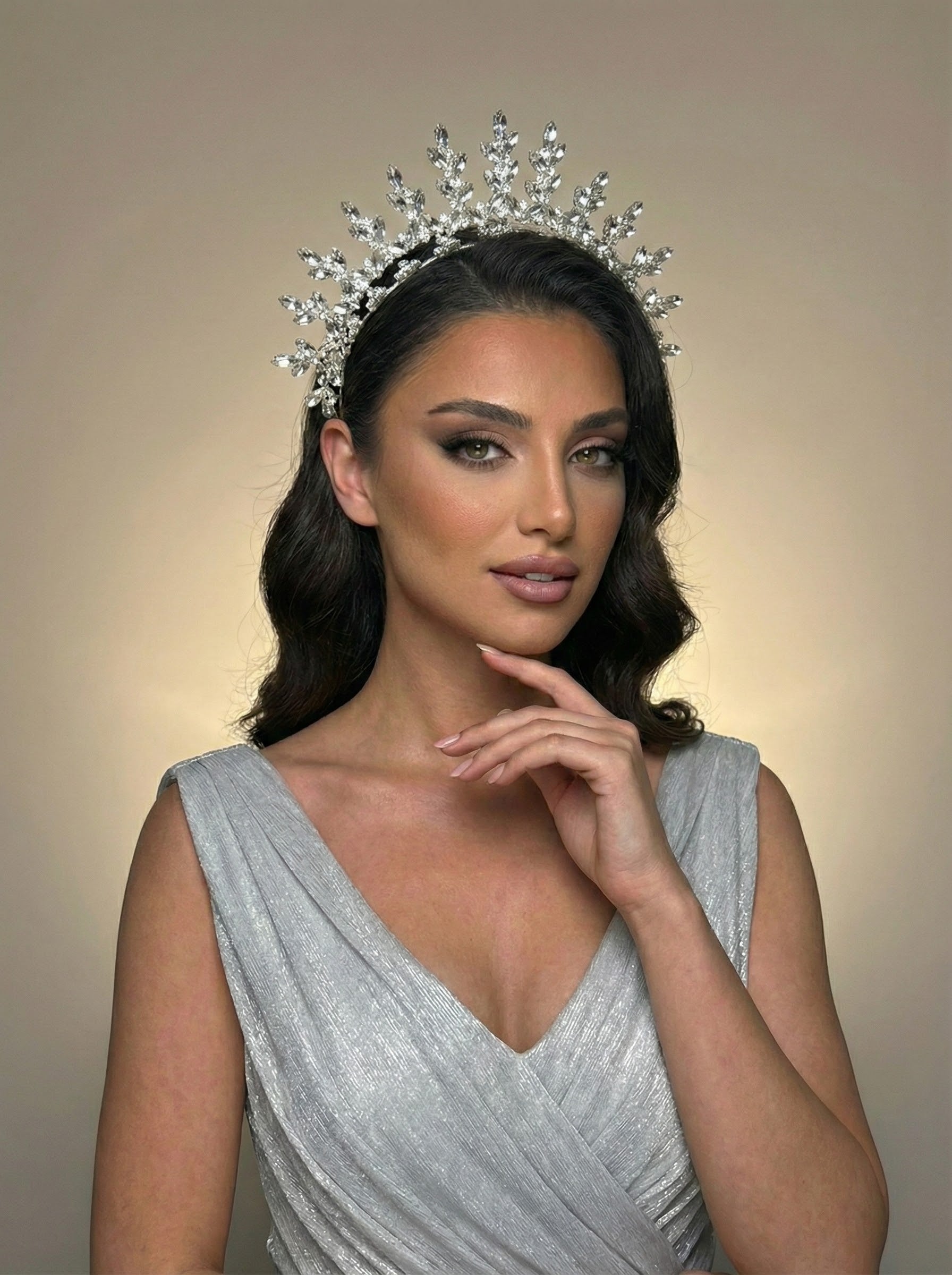 Beyaz kristal gelin tacı – ışıltılı model, düğün ve nişan töreni için