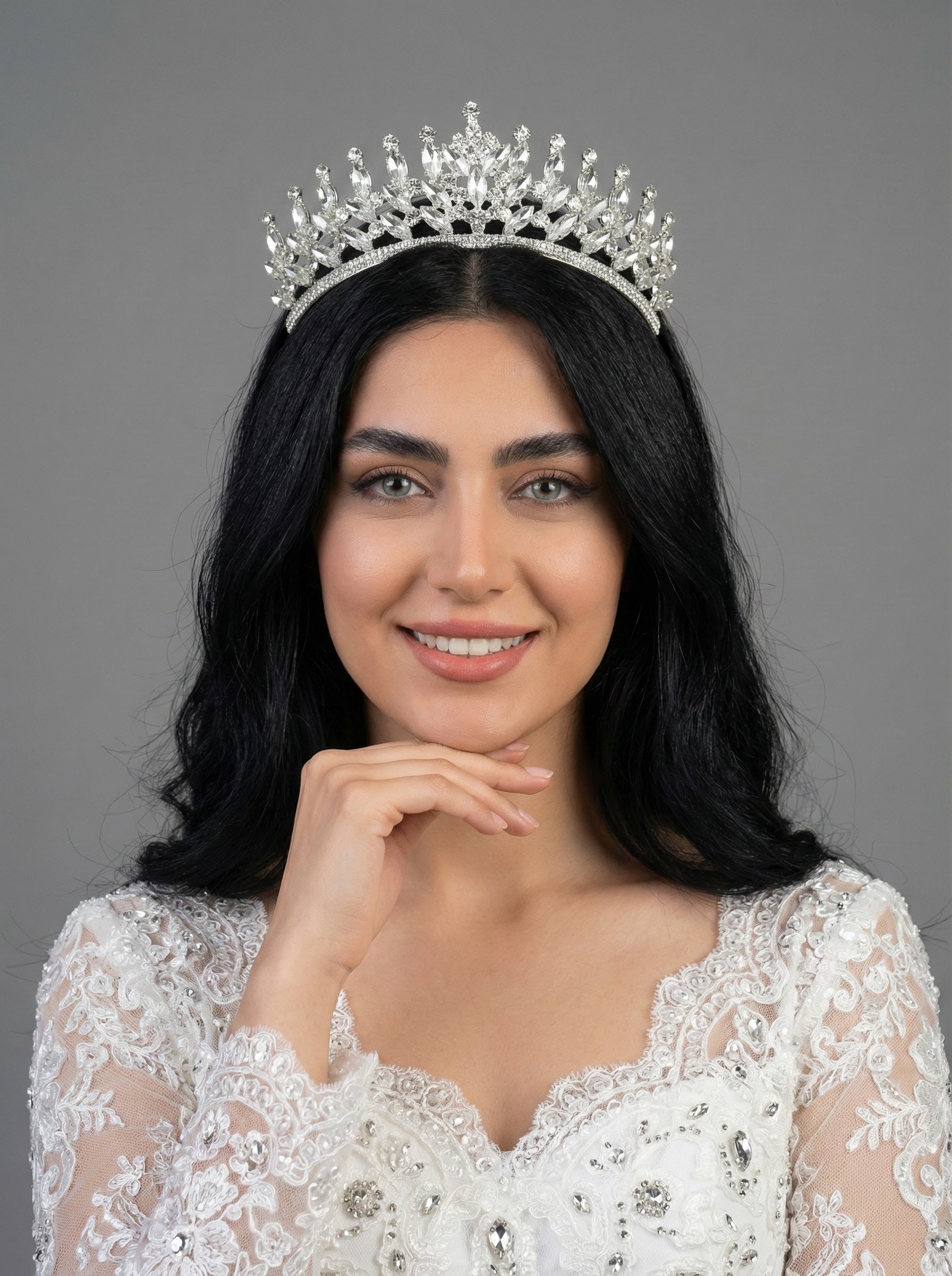 Beyaz kristal taşlı kraliçe model gelin tacı – ışıltılı düğün saç aksesuarı