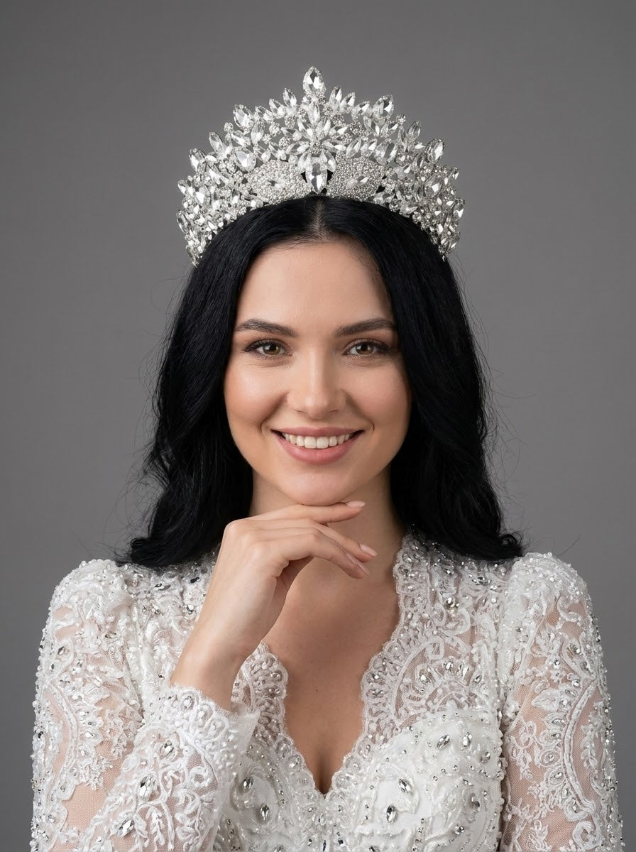 Beyaz kristal prenses tacı – beyaz taş işlemeli romantik şıklığın simgesi taç, gelinlik ve beyaz abiye ile uyumlu ışıltılı düğün ve özel gün saç aksesuarı