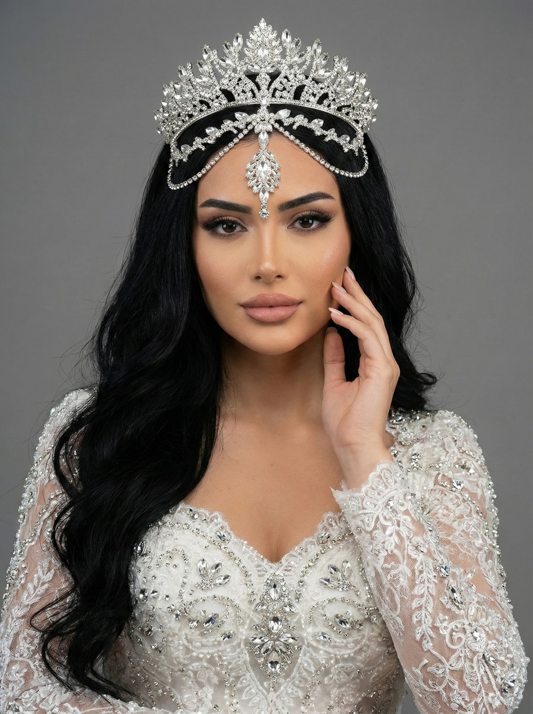 Beyaz kristal gelin tacı – ışıltılı ve göz alıcı model, düğün ve nişan töreni için