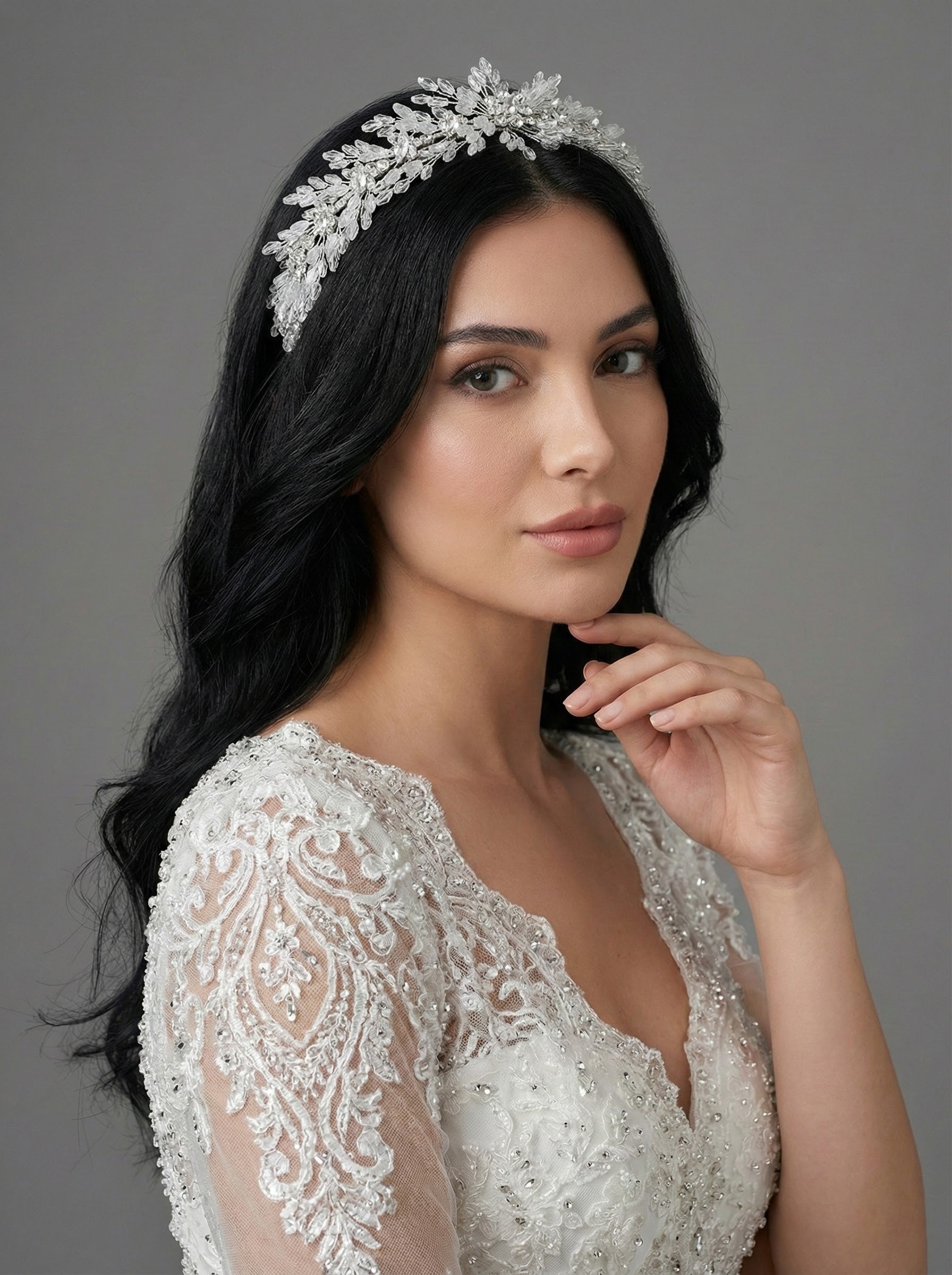 El Yapımı Çiçek Detaylı Taç – Zarif ve Romantik Dokunuş