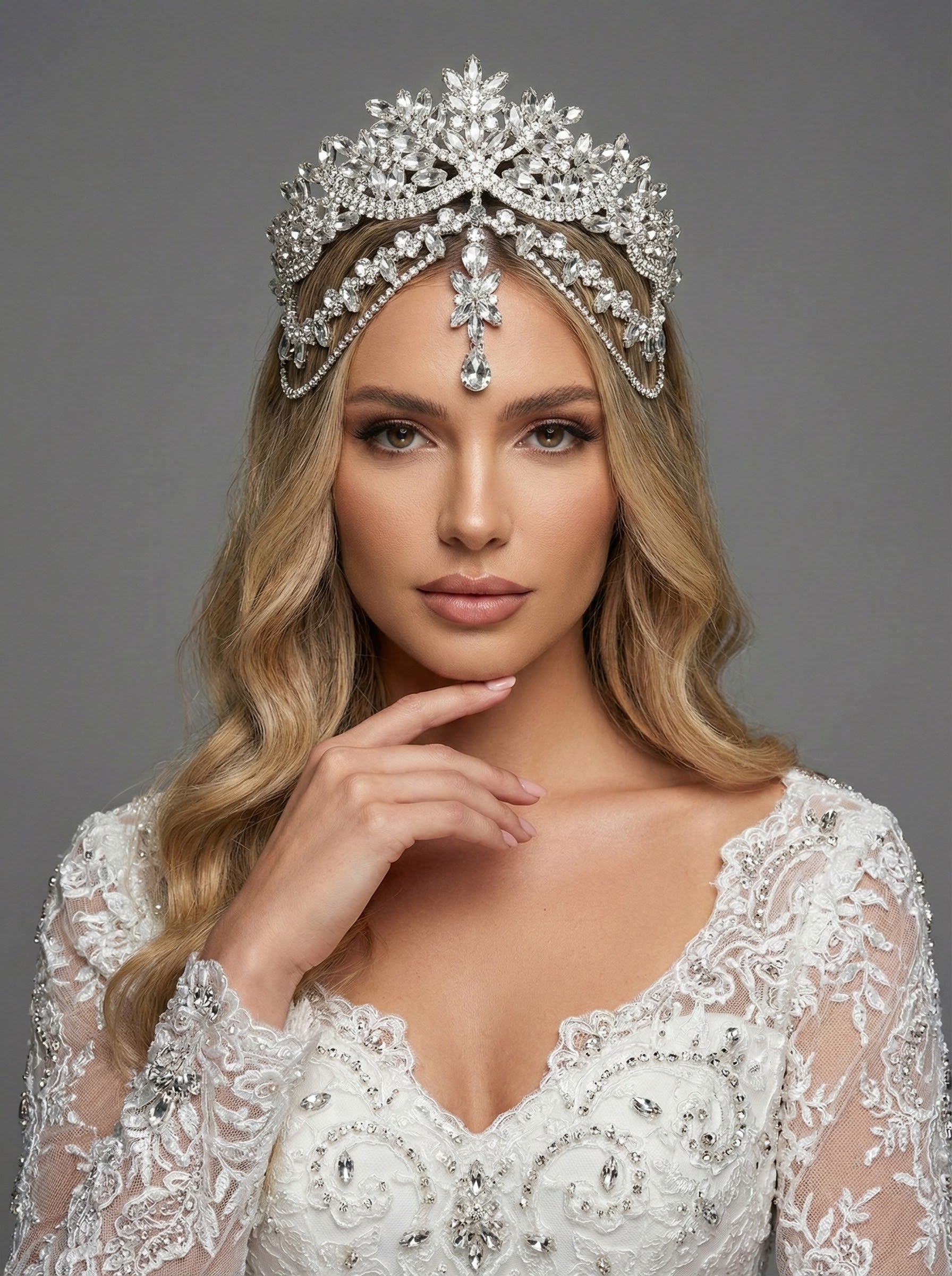 Beyaz kristal taşlı gelin tacı – ışıltılı model, düğün ve nişan töreni için