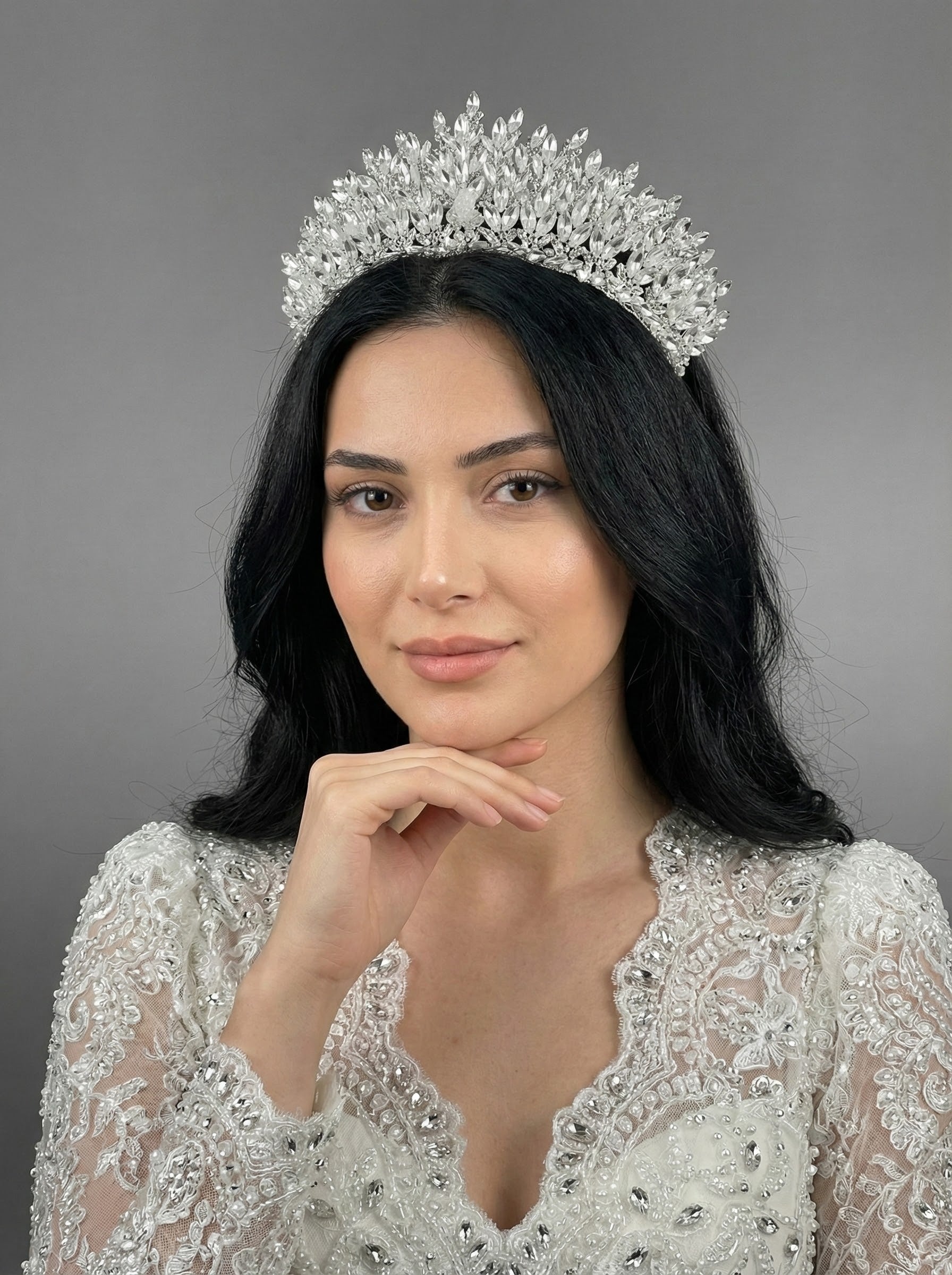 Beyaz kristal taşlı prenses gelin tacı – taş işlemeli, düğün ve özel gün tacı