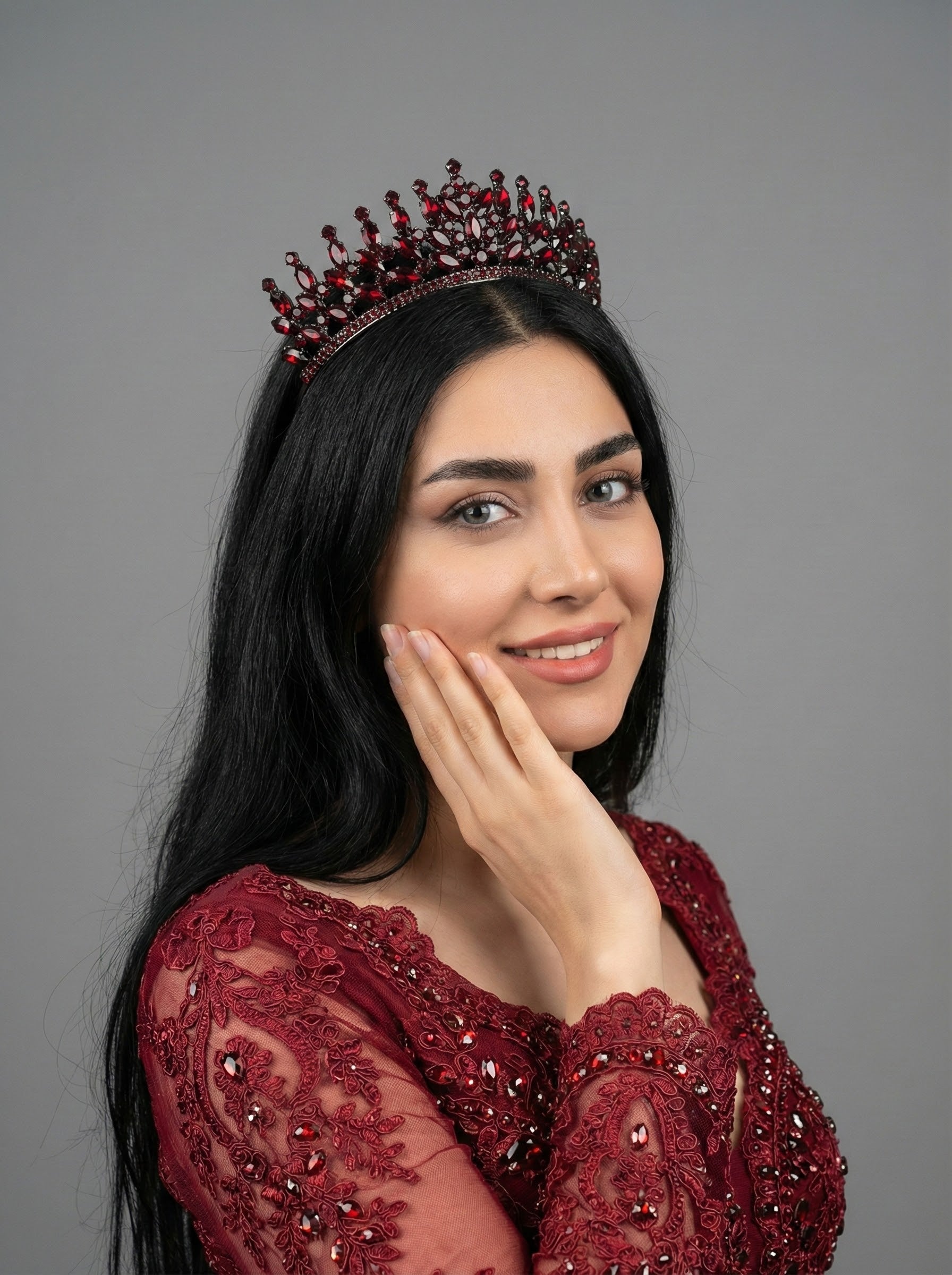Bordo kristal taşlı kraliçe model gelin tacı – ışıltılı düğün saç aksesuarı