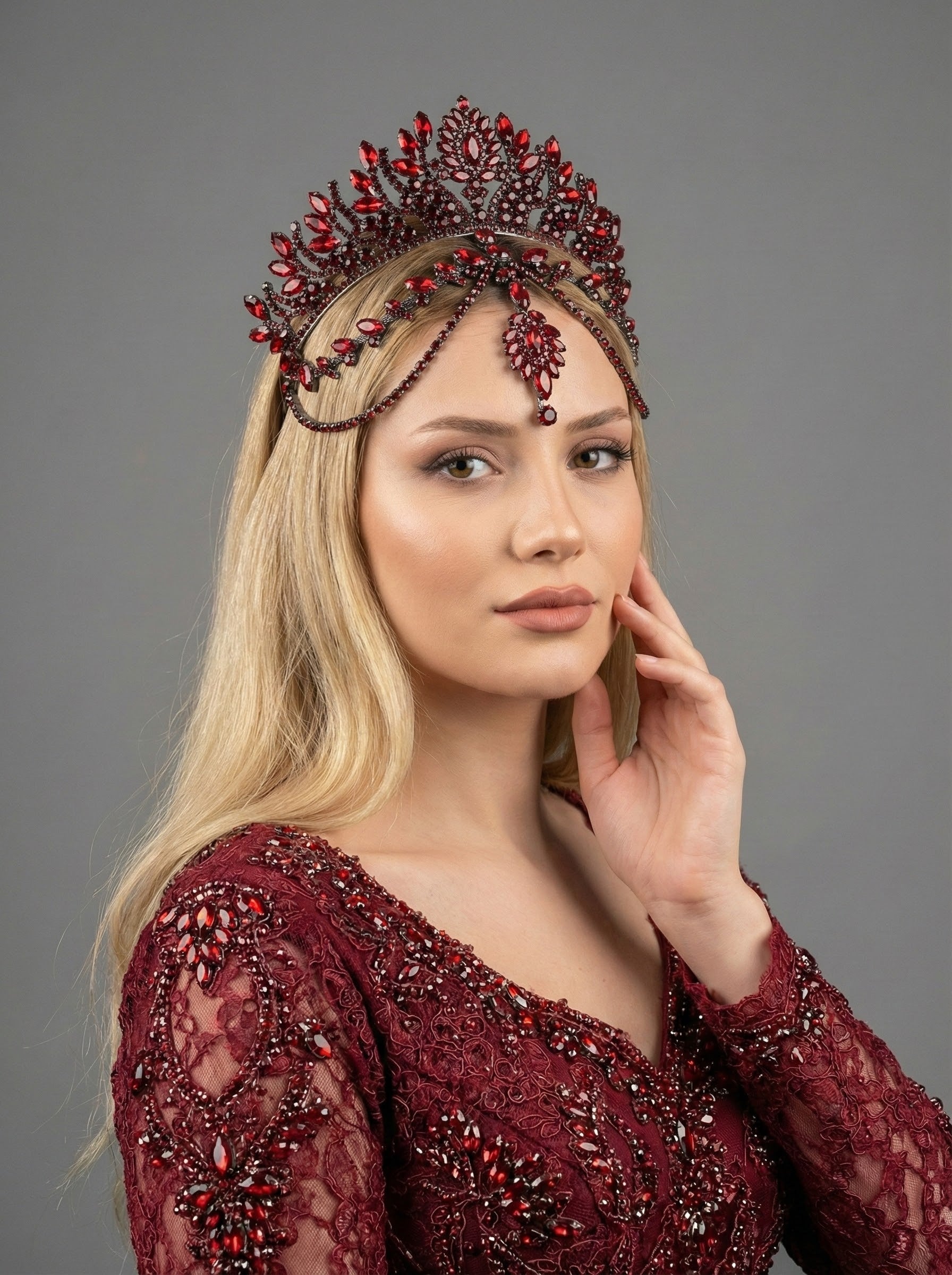 Bordo kristal gelin tacı – ışıltılı ve göz alıcı model, düğün ve nişan töreni için