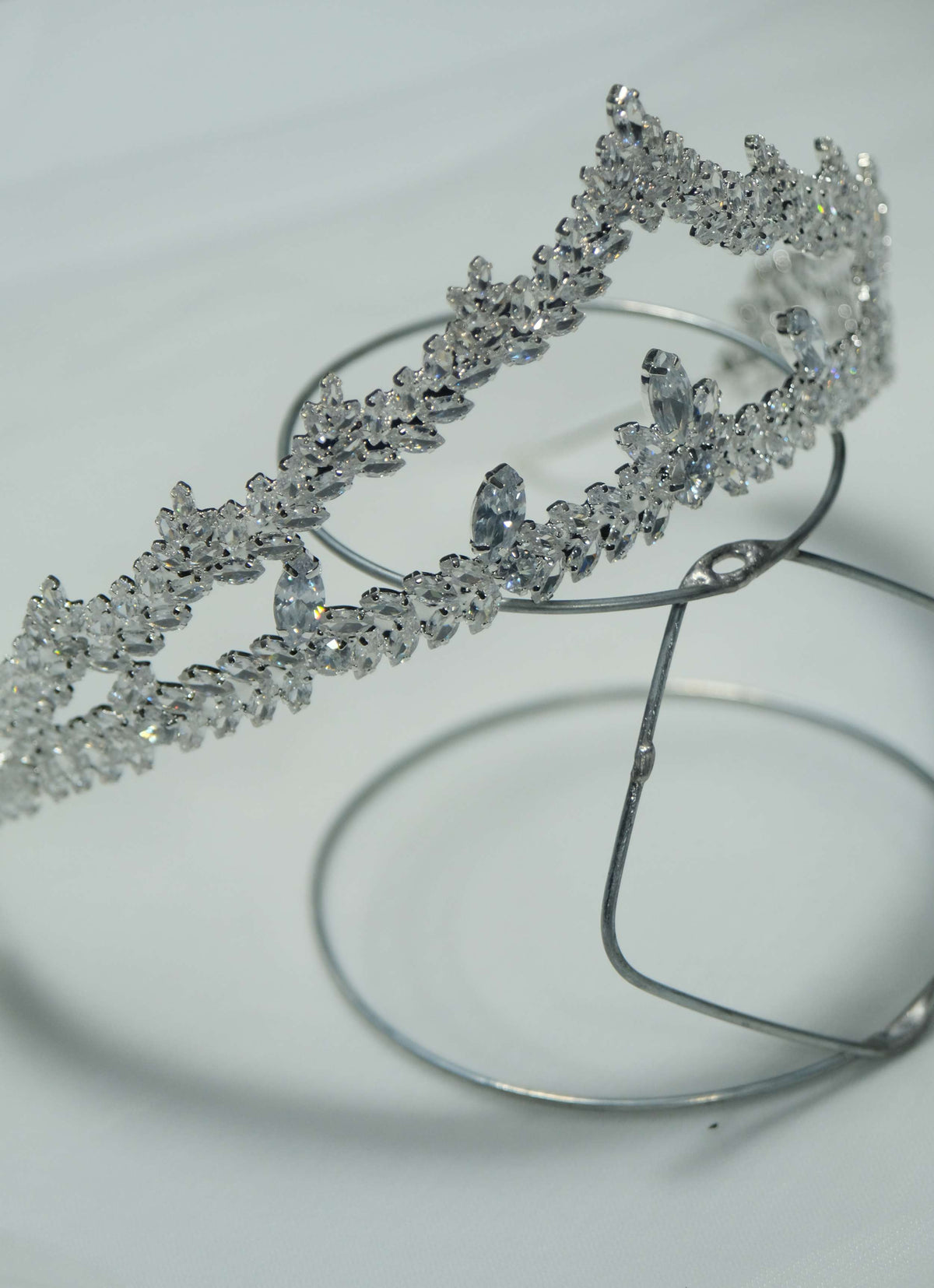 Katmanlı Işıltı – Çift Sıra Kristal Gelin Tacı