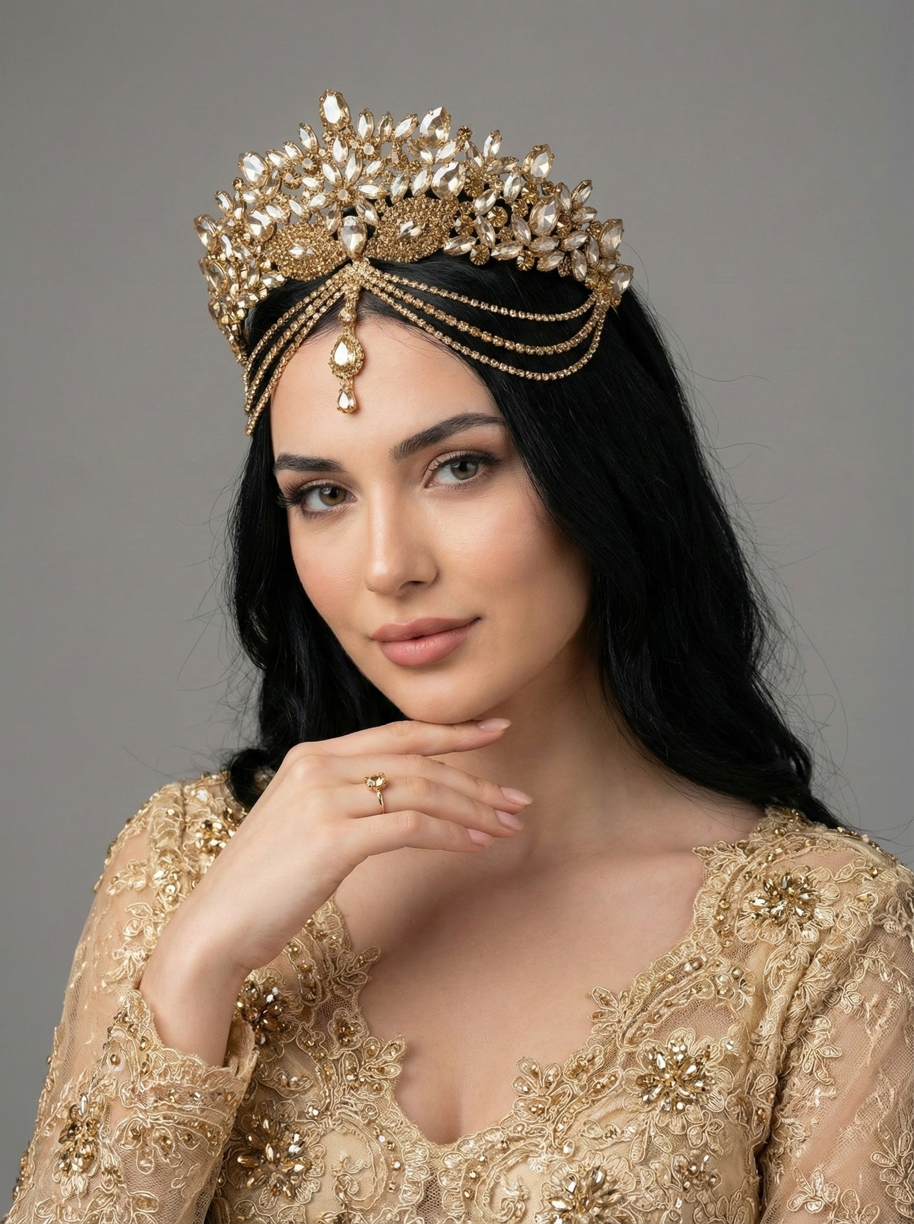 Gold kristal taşlı ışıltılı gelin tacı – göz alıcı zarafet, düğün ve nişan töreni için