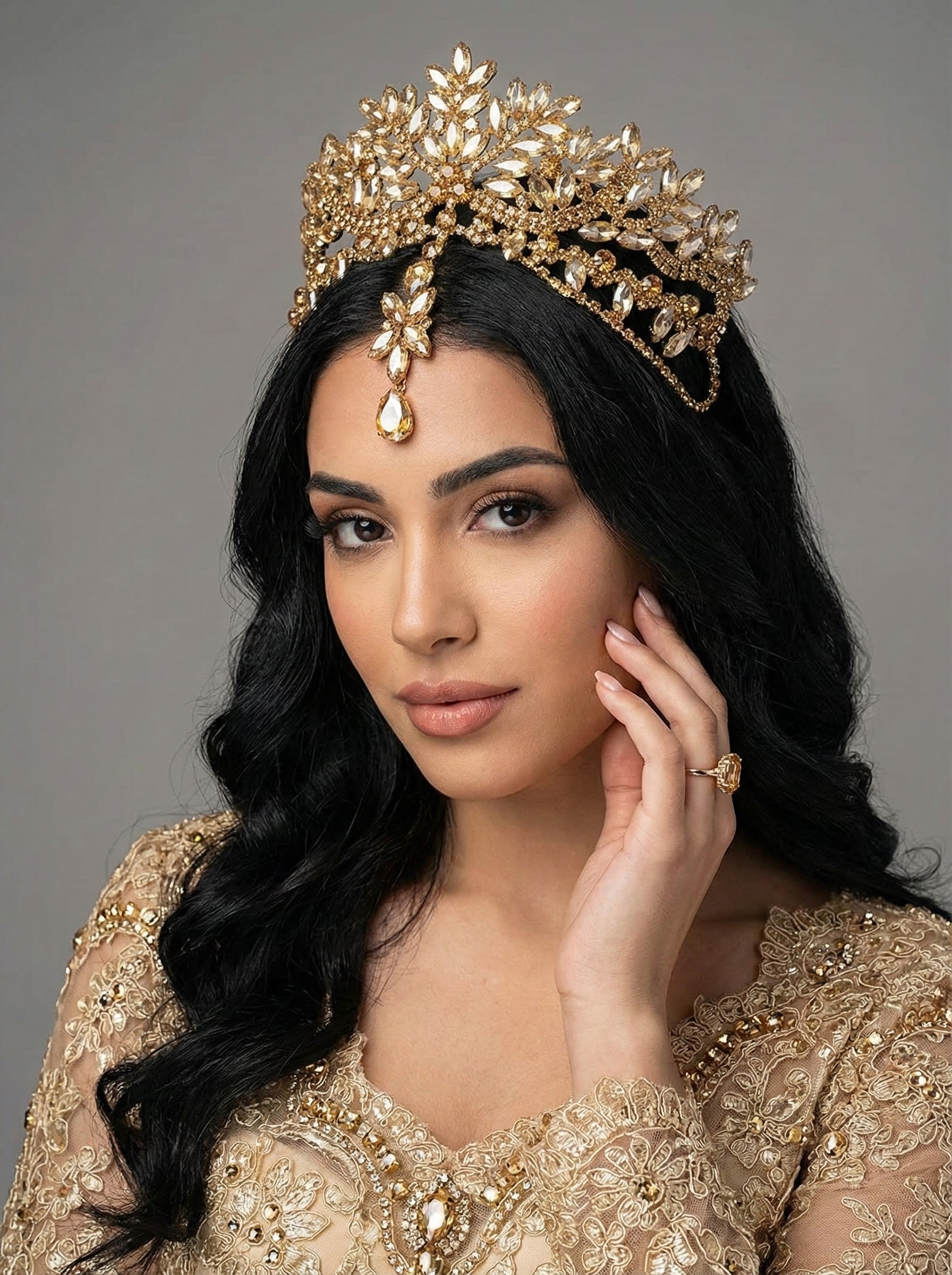 Gold kristal taşlı gelin tacı – ışıltılı model, düğün ve nişan töreni için