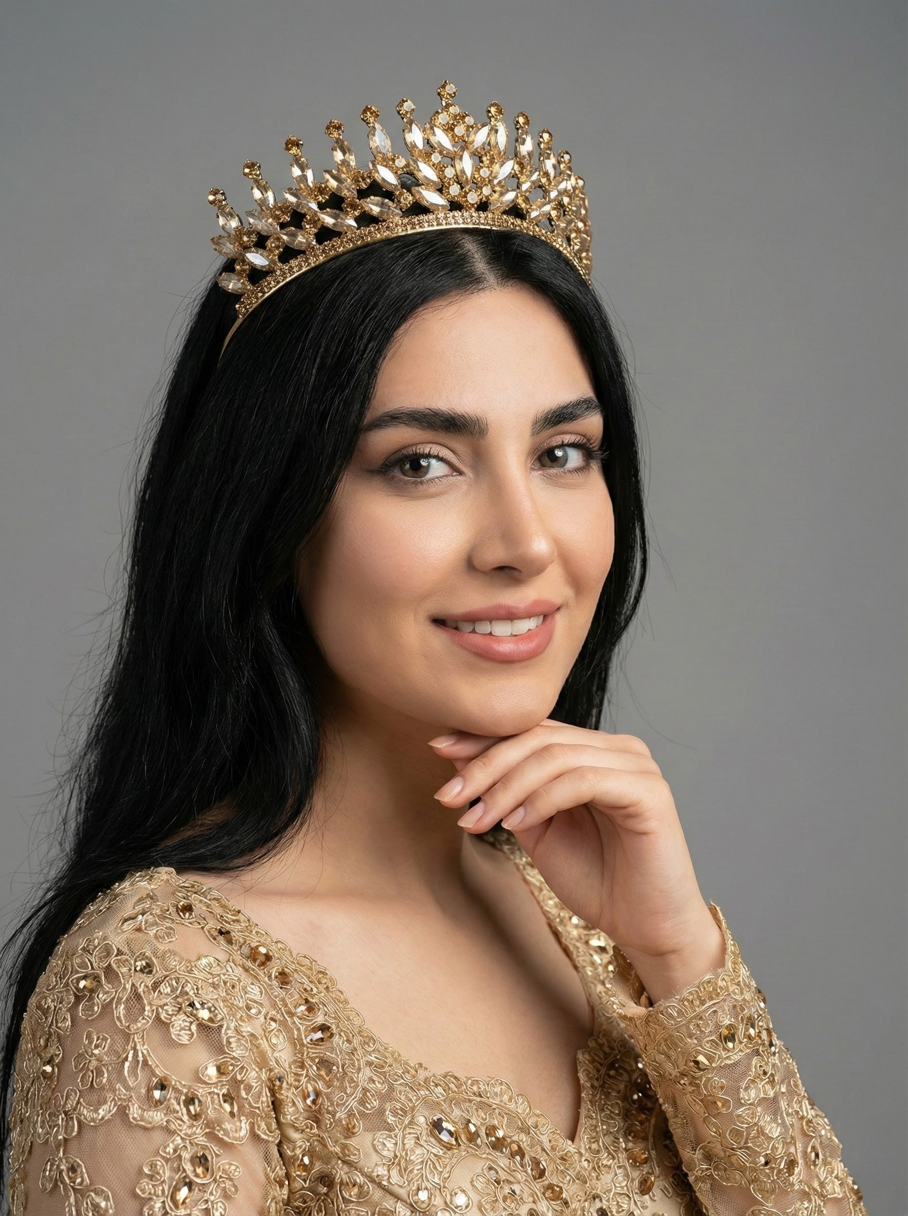 Gold kristal taşlı kraliçe model gelin tacı – ışıltılı düğün saç aksesuarı