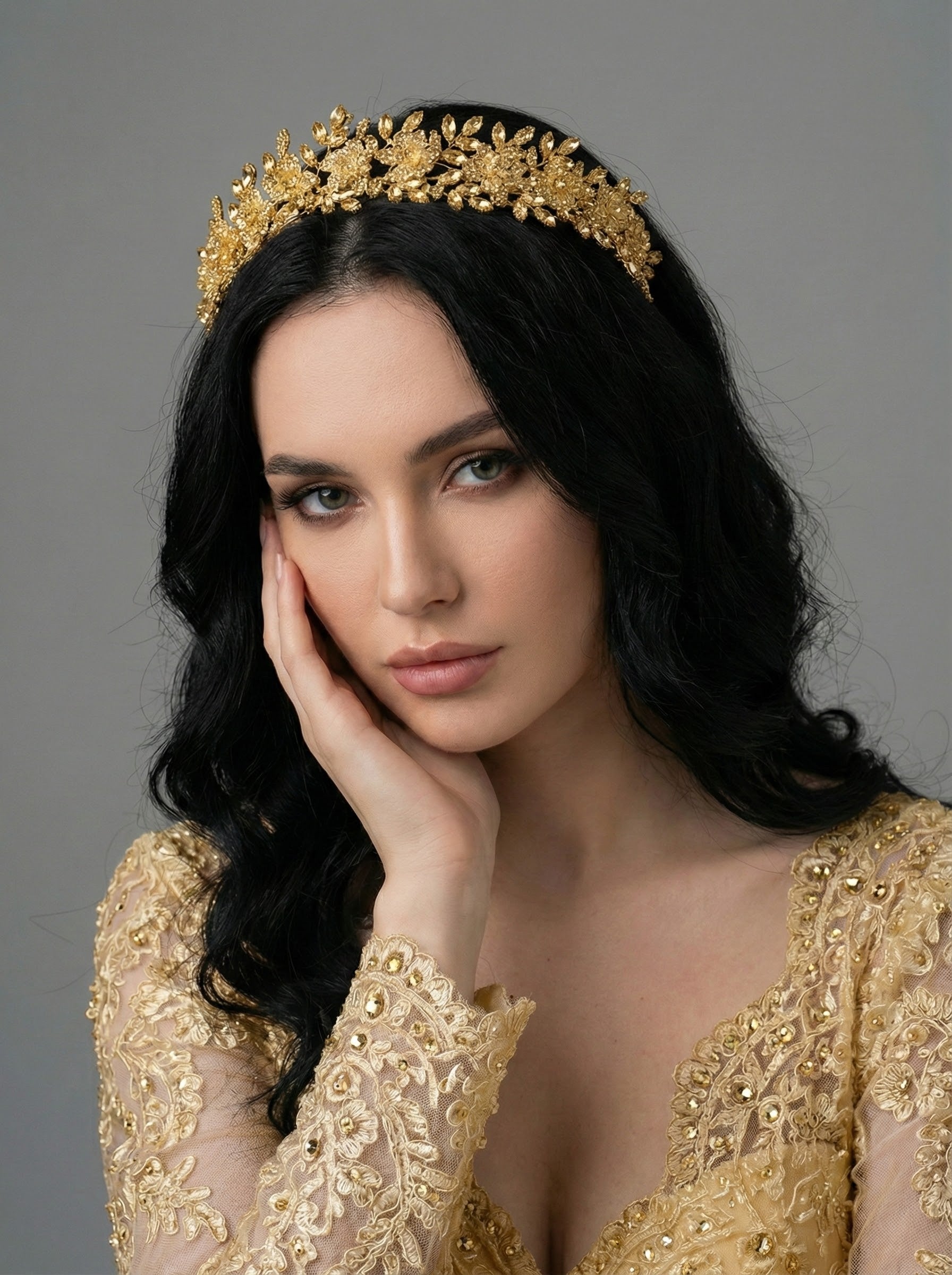 El Yapımı Çiçek Detaylı Taç – Zarif ve Romantik Dokunuş