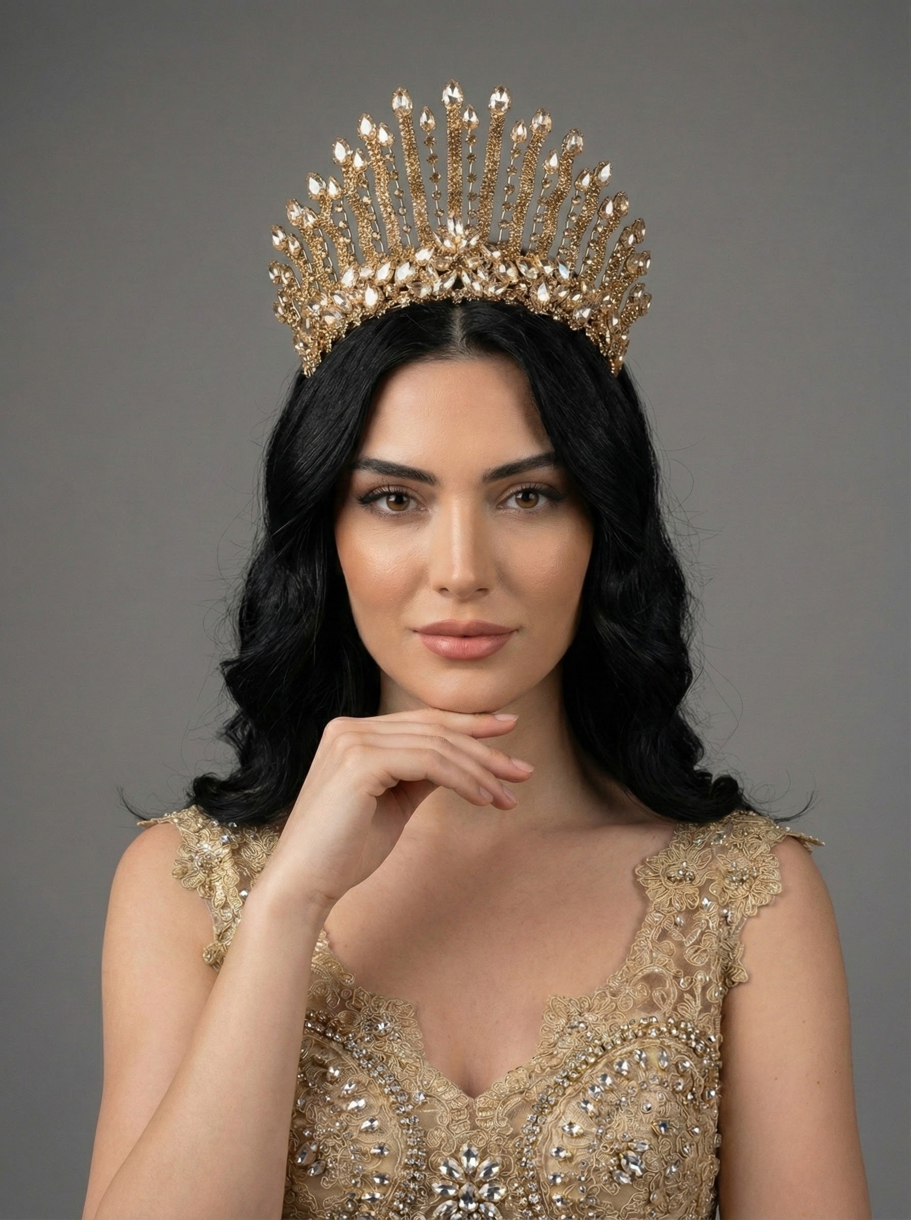 Gold kristal kına gecesi tacı – taş işlemeli, özel gün tacı