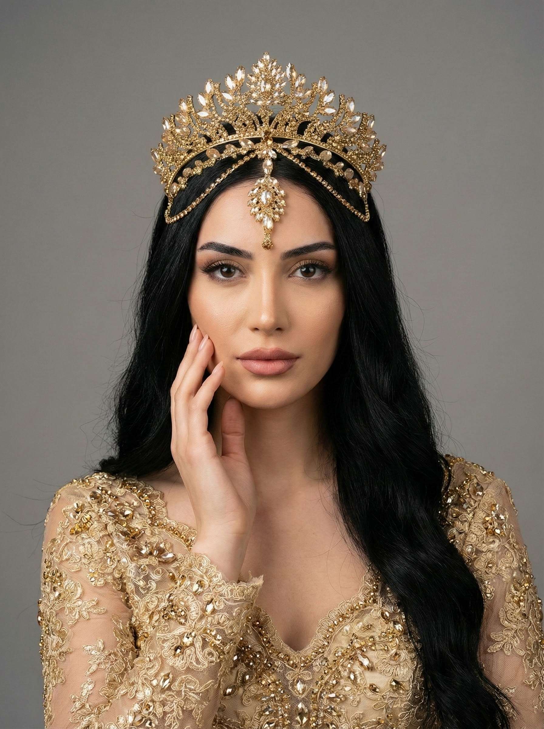 Gold kristal gelin tacı – ışıltılı ve göz alıcı model, düğün ve nişan töreni için