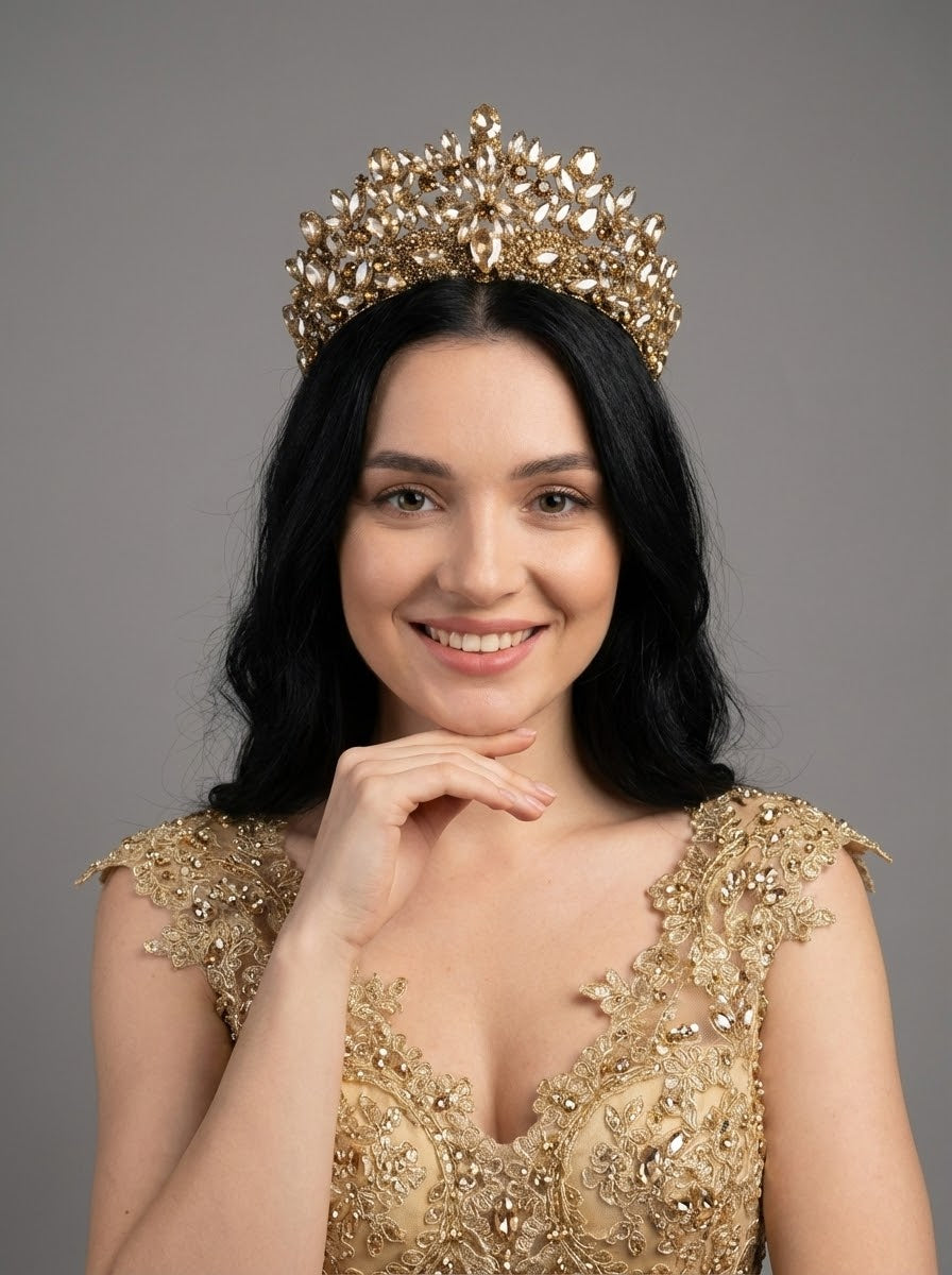 Altın gold kristal prenses tacı – gold taş işlemeli romantik şıklığın simgesi taç, altın ve şampanya rengi abiye ile uyumlu ışıltılı düğün ve özel gün saç aksesuarı