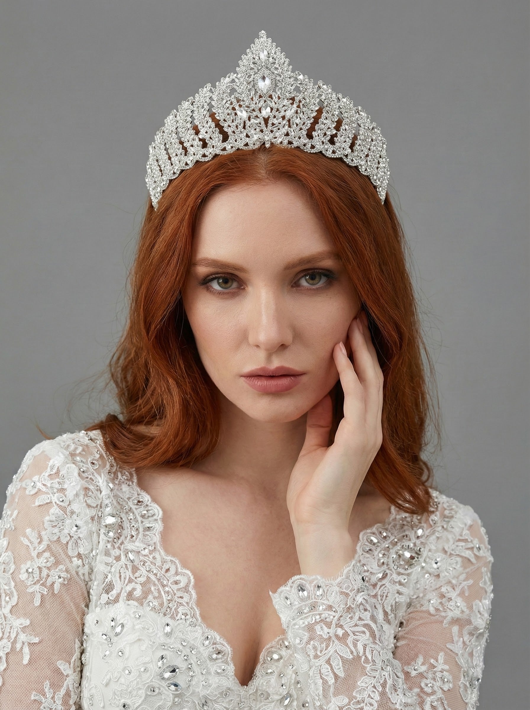 Kraliyet Işıltısı – Yüksek Formlu Kristal Gelin Tacı