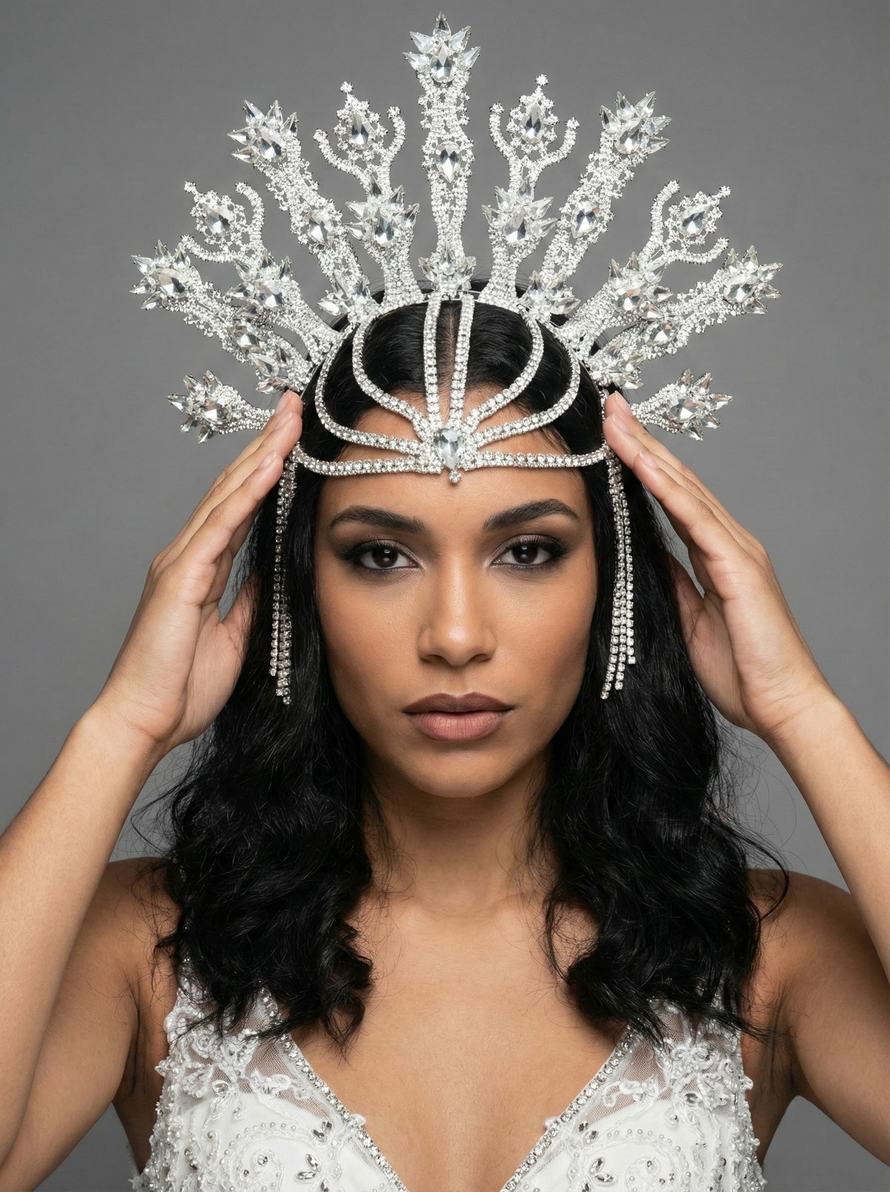 Beyaz kristal taşlı el yapımı lüks gelin tacı – gösterişli kraliçe tasarımı, düğün nişan ve özel günler için ışıltılı taç aksesuarı
