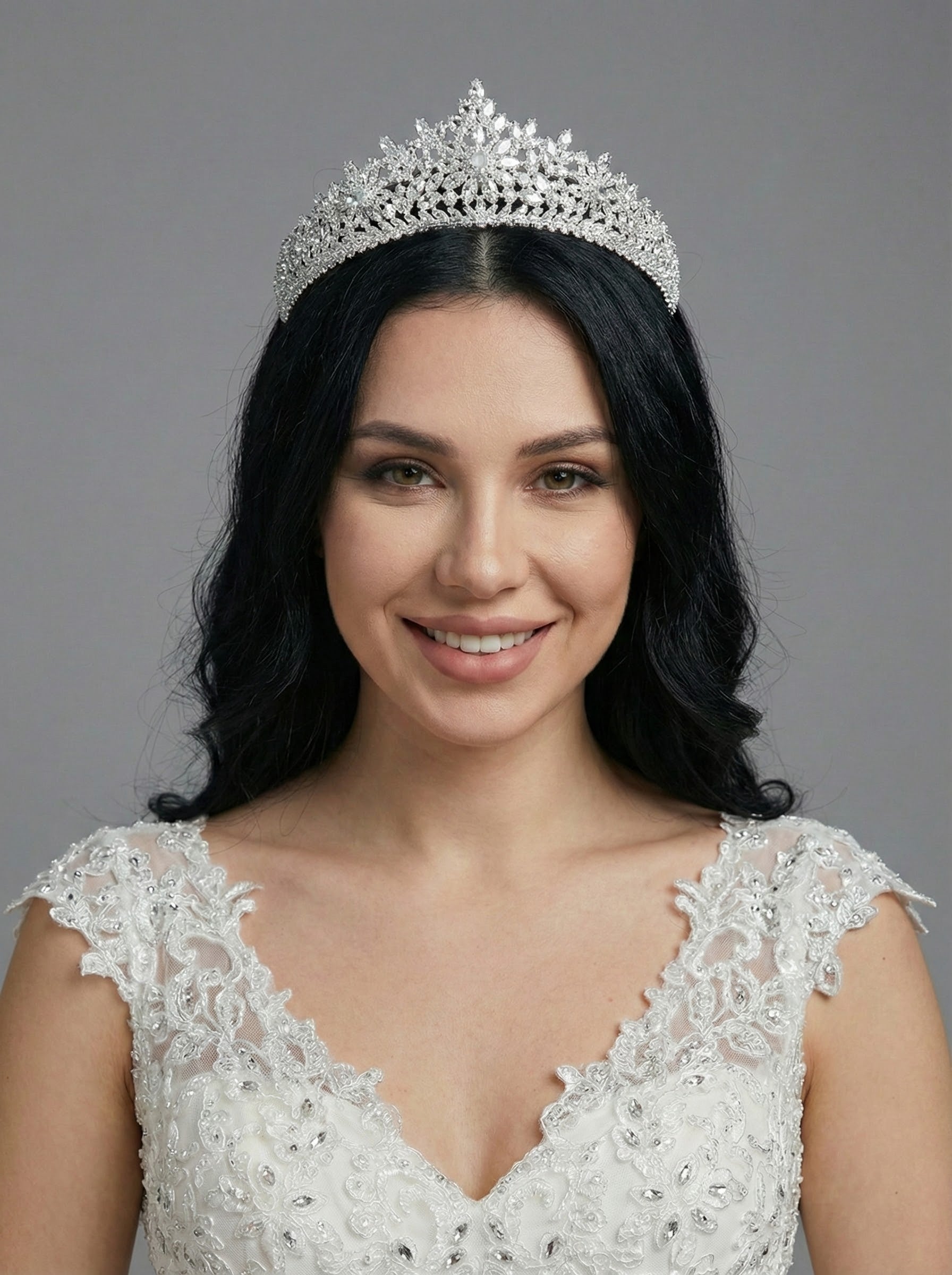 Simetrik Taş İşlemeli Kristal Gelin Tacı – Klasik Kraliyet Stili Taç