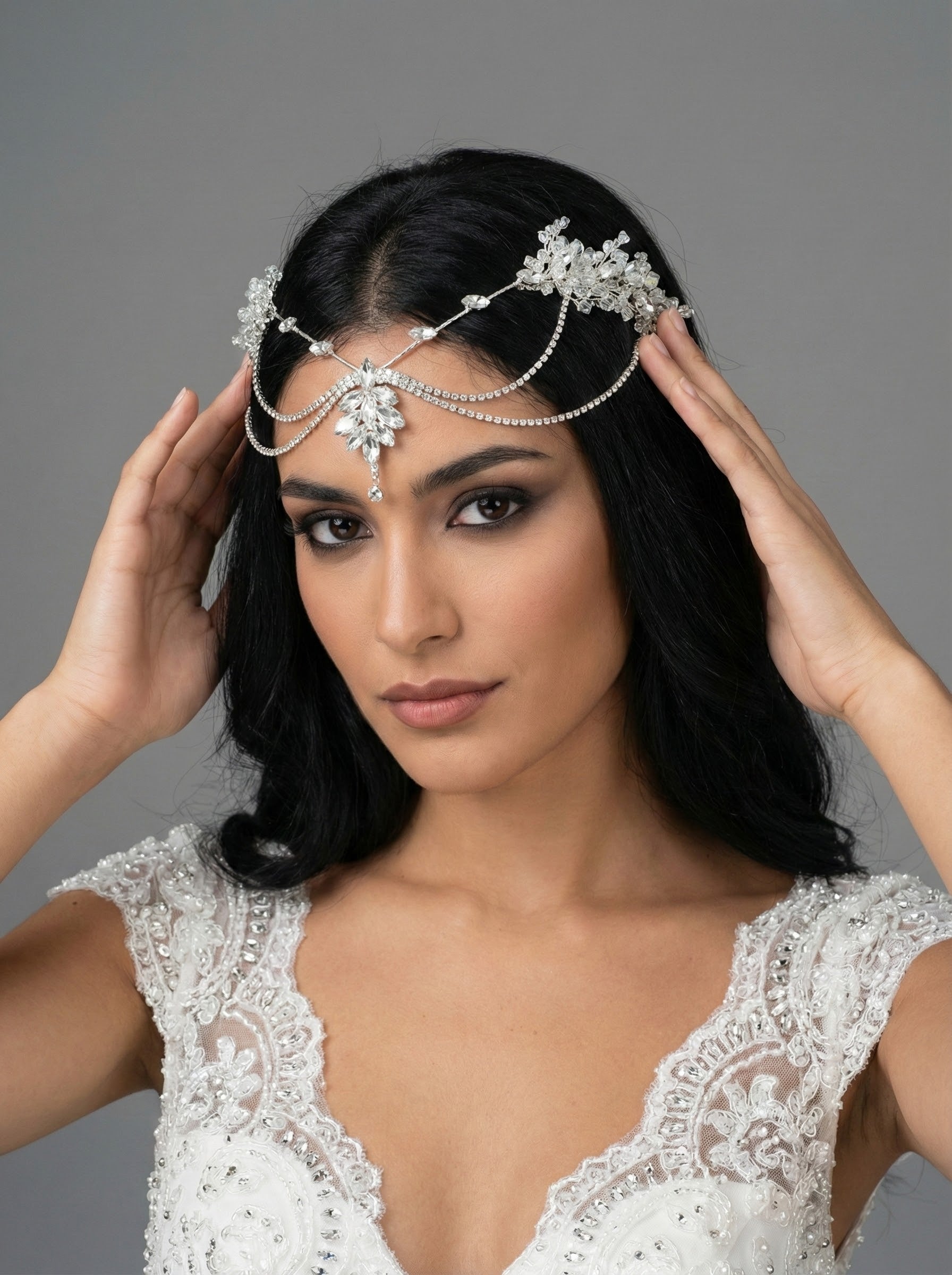 Gümüş kristal taşlı el yapımı alınlık taç – düğün nişan ve özel günler için zincirli saç aksesuarı