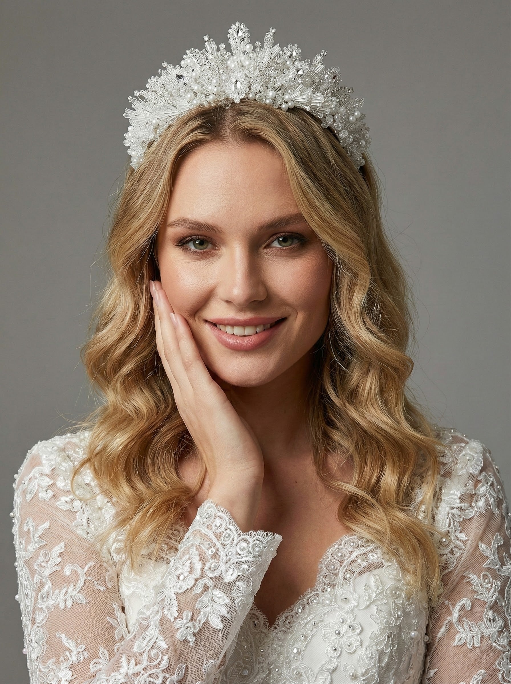 İncili ve Kristal Detaylı Gelin Tacı – 3D Dokuya Sahip Gösterişli Taç