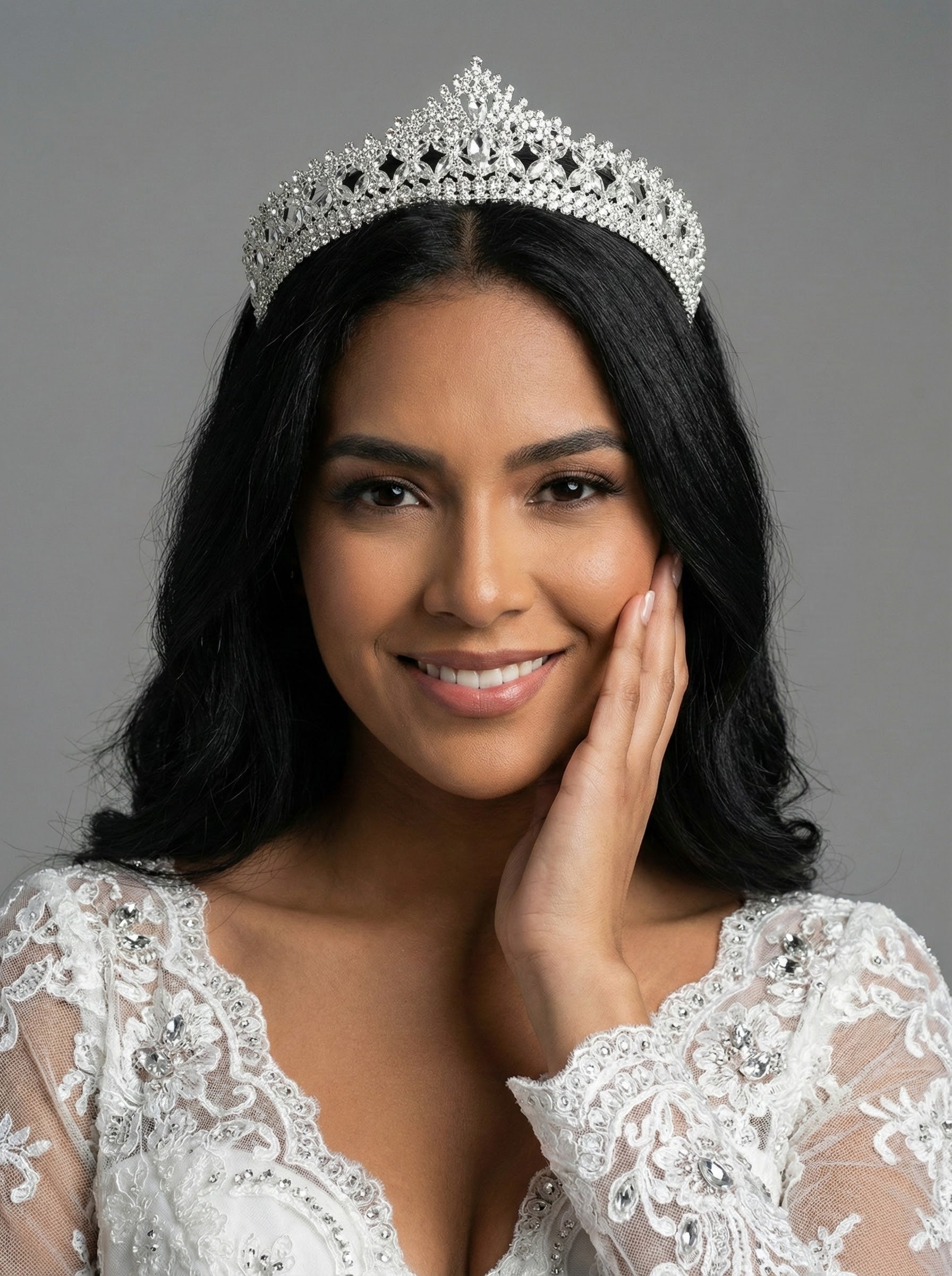 Zamansız Zarafet – Büyük Kristal Taşlı Gelin Tacı