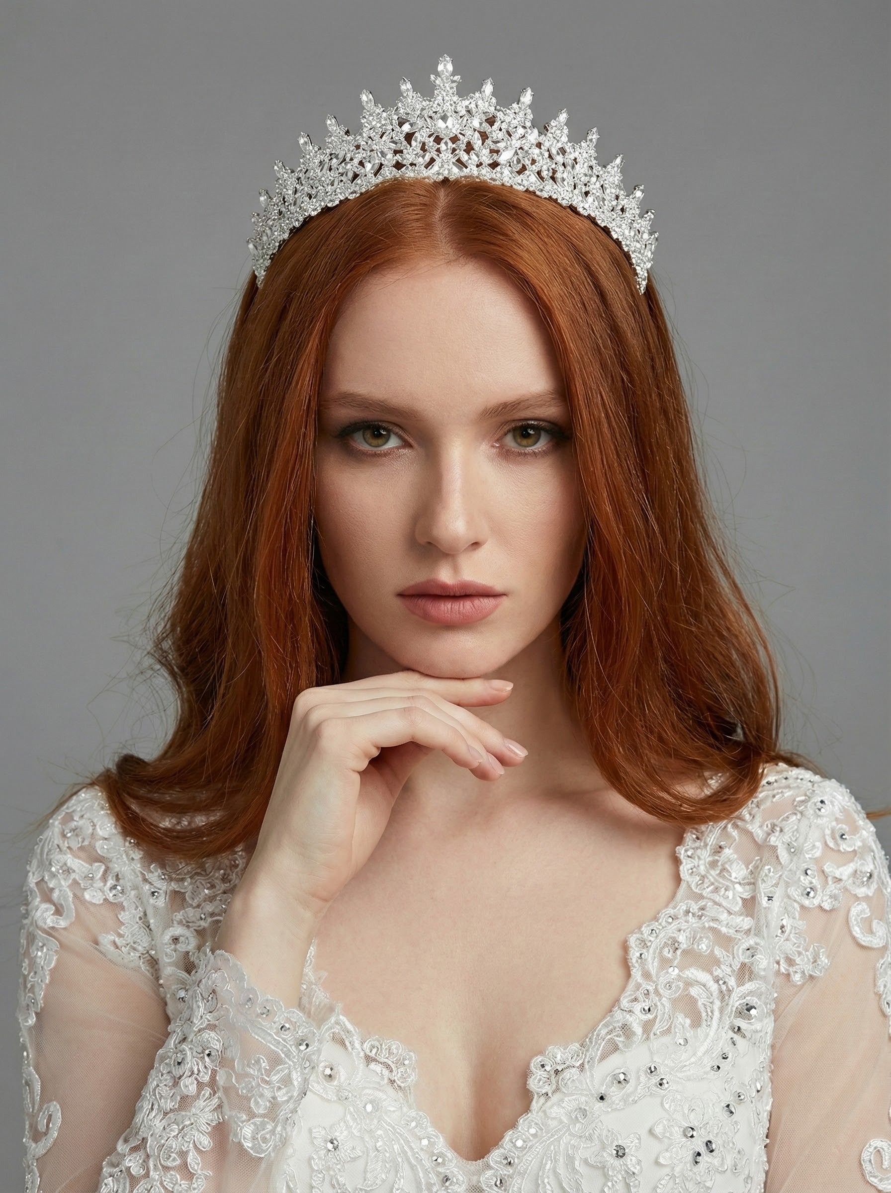 Zarif Işıltılı Kristal Gelin Tacı – Asil ve Modern Duruşlu Taç Modeli