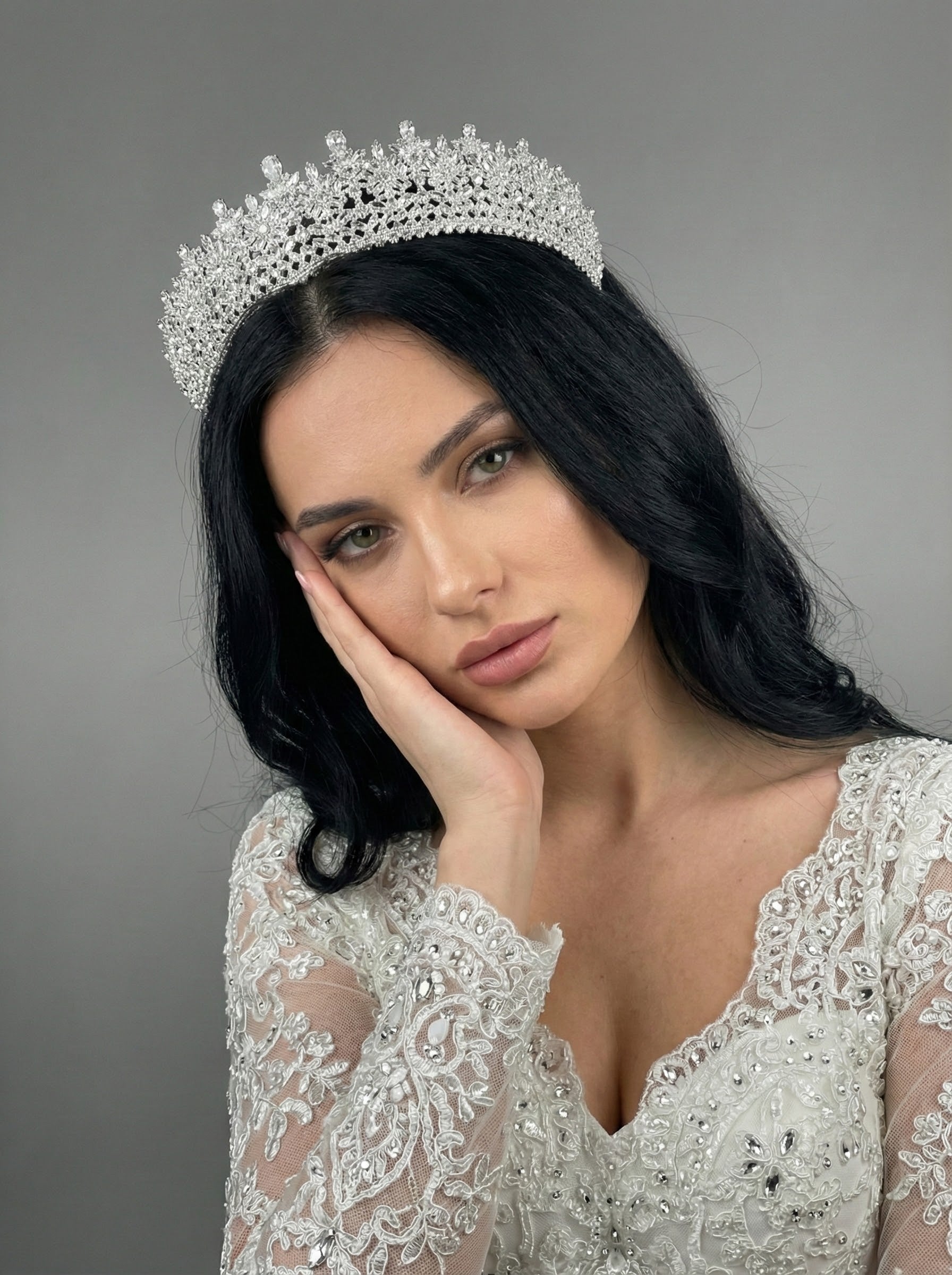 Dantel Efekti Kristal Gelin Tacı – El İşçiliği Işıltılı Saç Aksesuarı