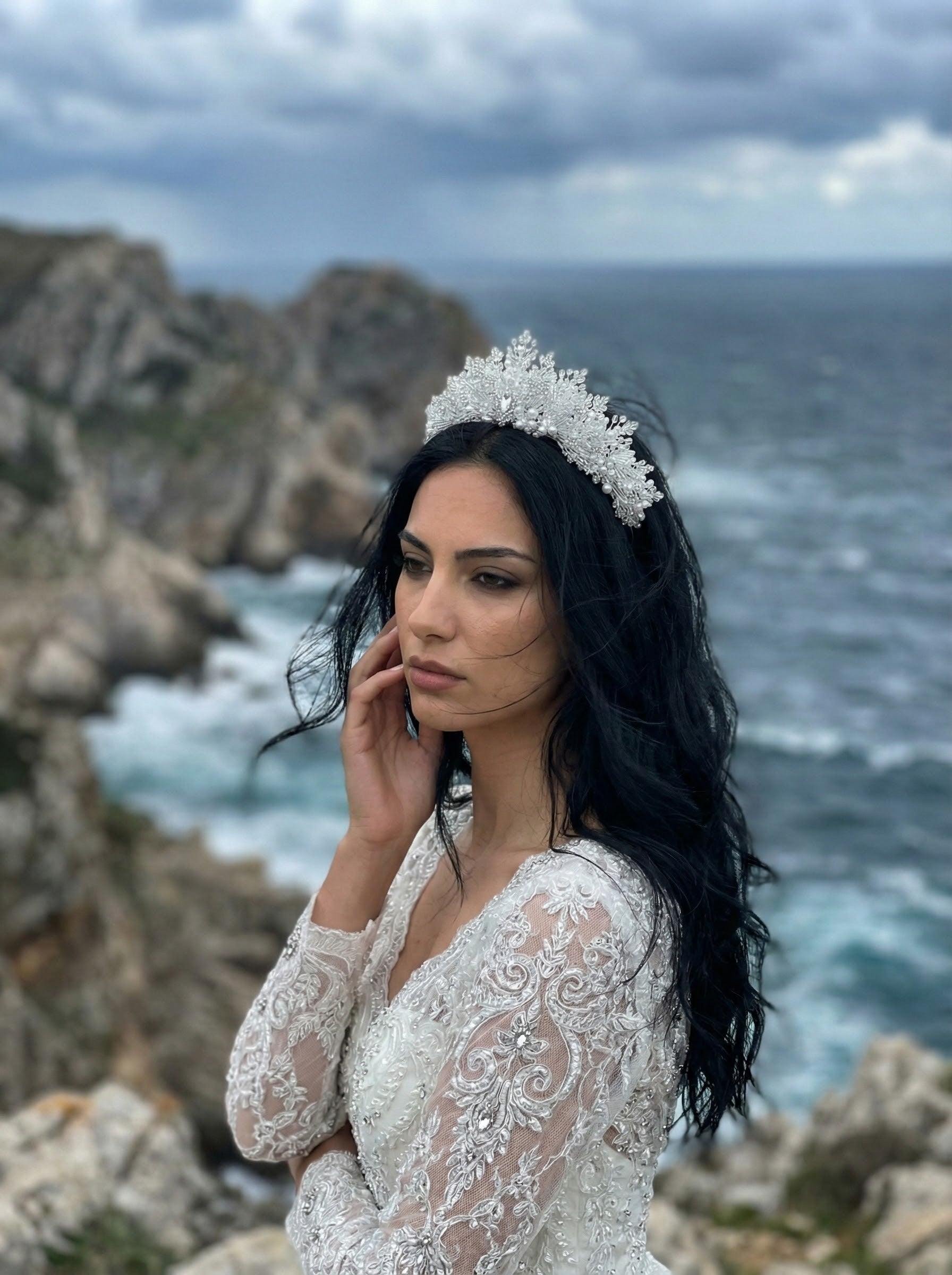 İncili Kristal Gelin Tacı – Hacimli El Yapımı Kraliçe Tacı