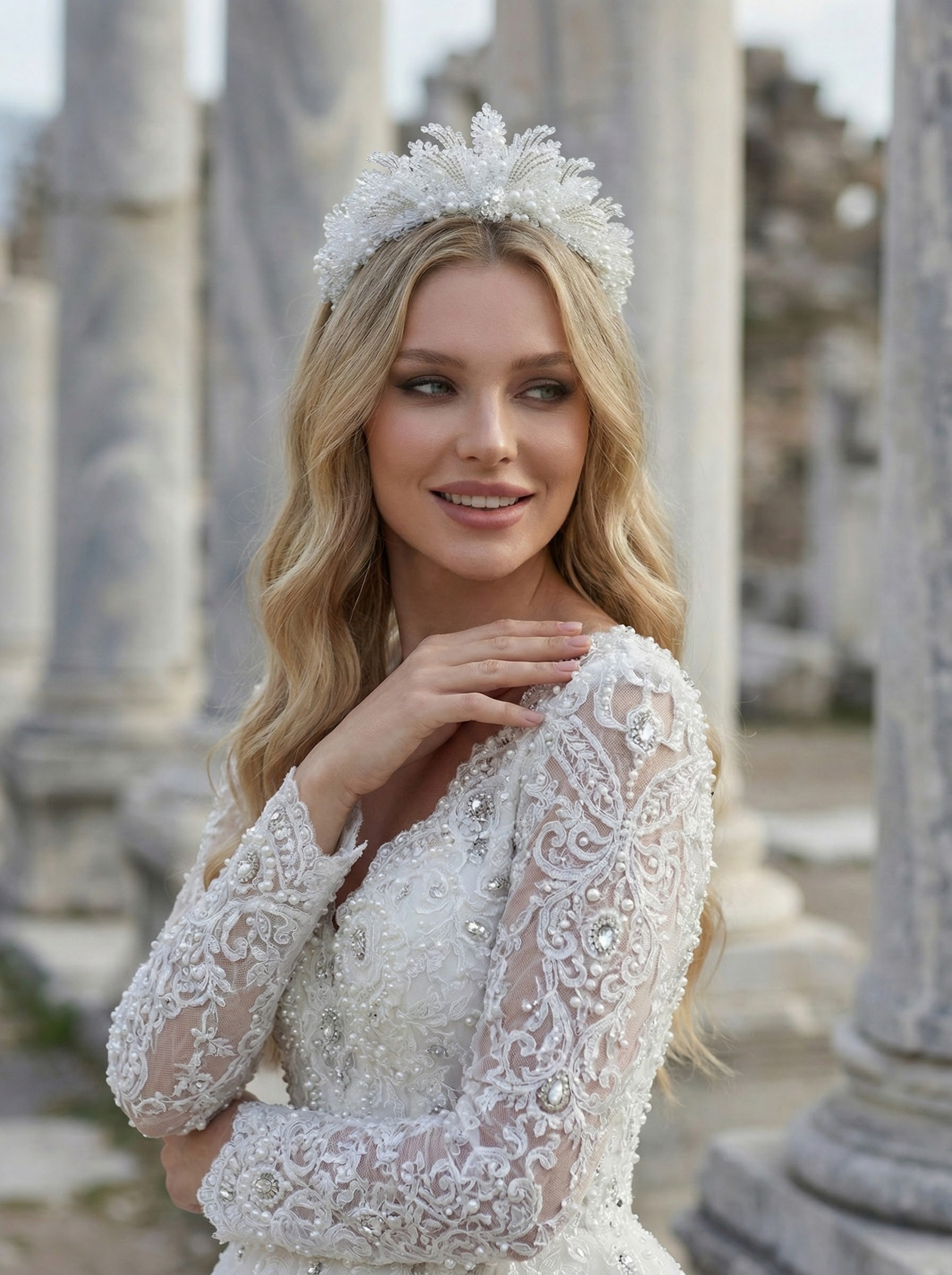 Kristal ve İnci Detaylı Hacimli Gelin Tacı – Zarafetin Üç Boyutlu Hâli