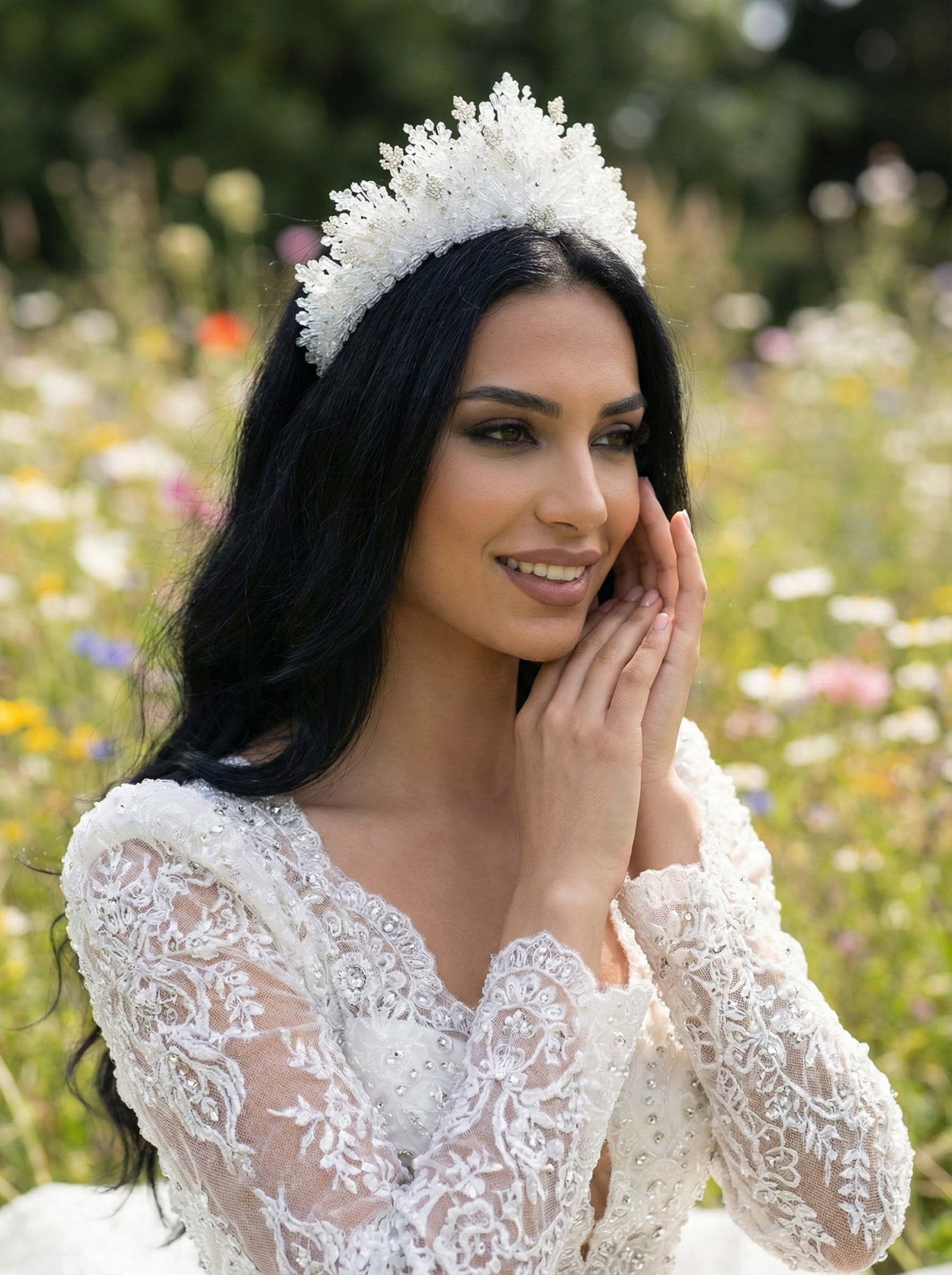 Kristal ve İnci Detaylı Gelin Tacı – Işıltılı ve Zarif Tasarım