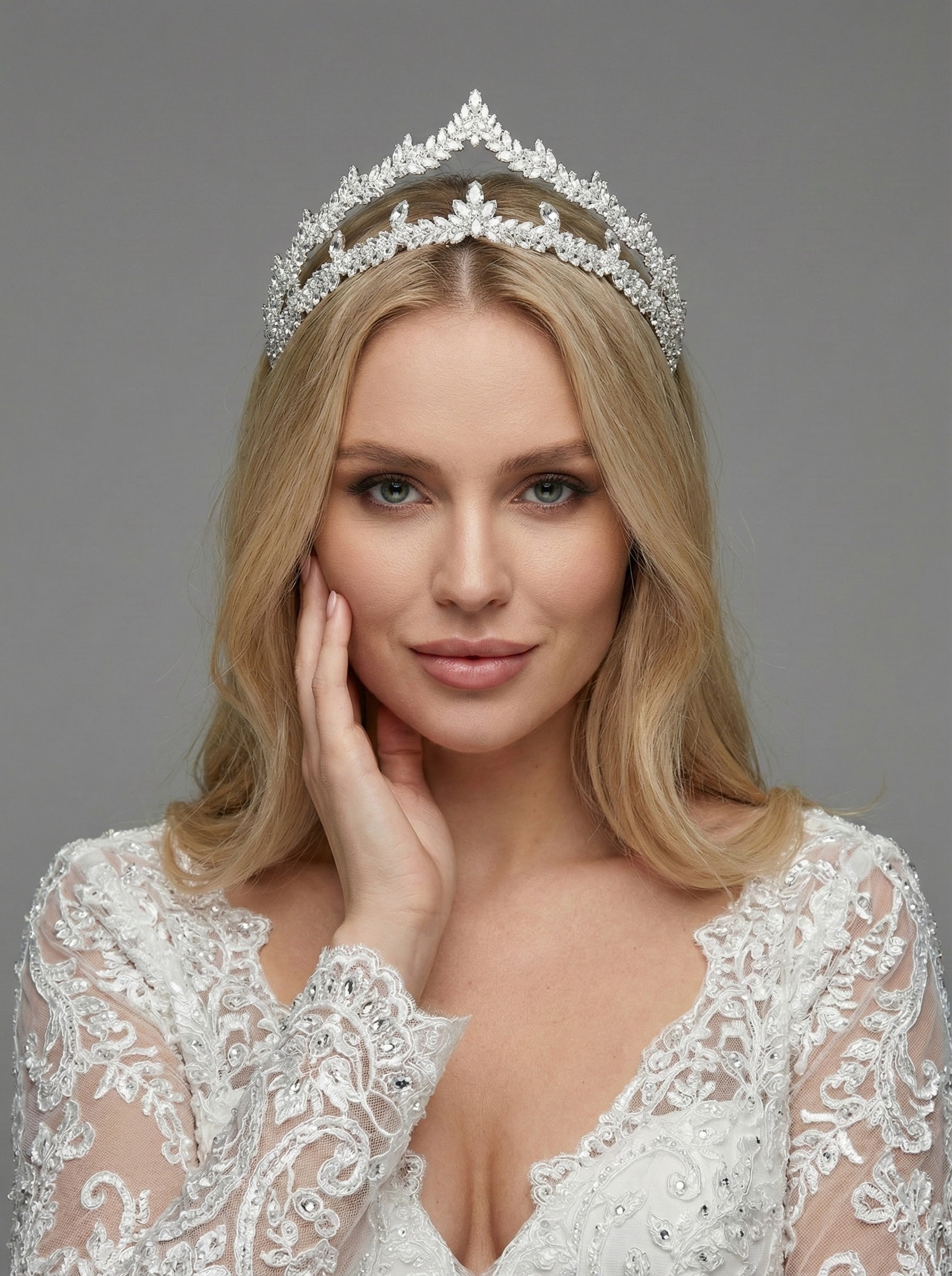 Katmanlı Işıltı – Çift Sıra Kristal Gelin Tacı