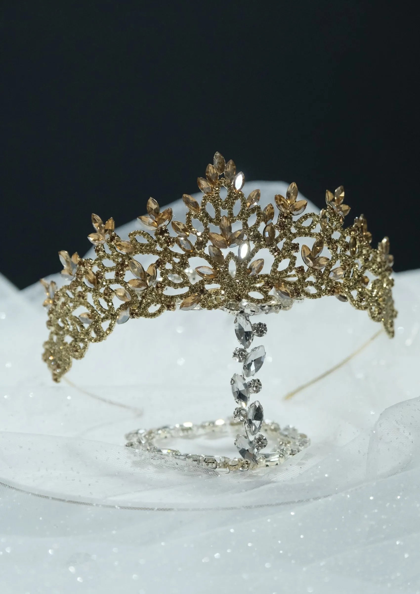 Renkli Kristal Prenses Tacı – Zarif ve Işıltılı Özel Gün Tacı