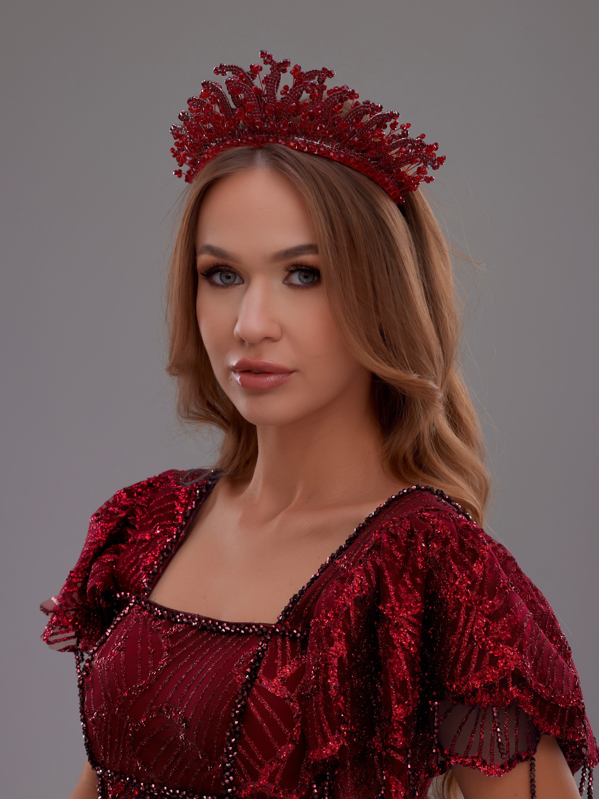 Işıltılı Kristal Taç – Gelinlik, Nişan, Kına ve Özel Günler İçin Renkli Seçenekler