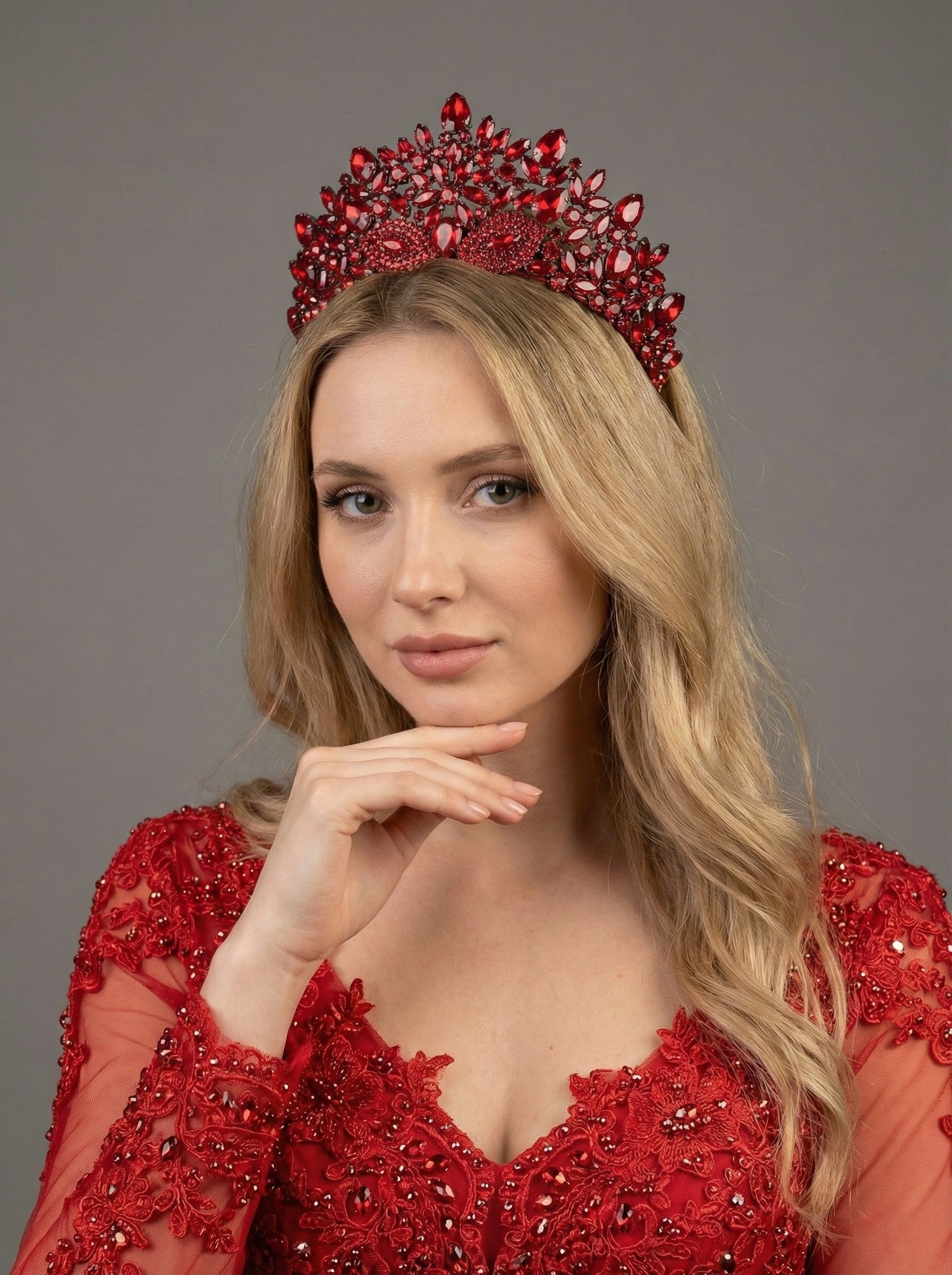 Kırmızı kristal prenses tacı – kırmızı taş işlemeli romantik şıklığın simgesi taç, kırmızı abiye ile uyumlu ışıltılı düğün ve özel gün saç aksesuarı
