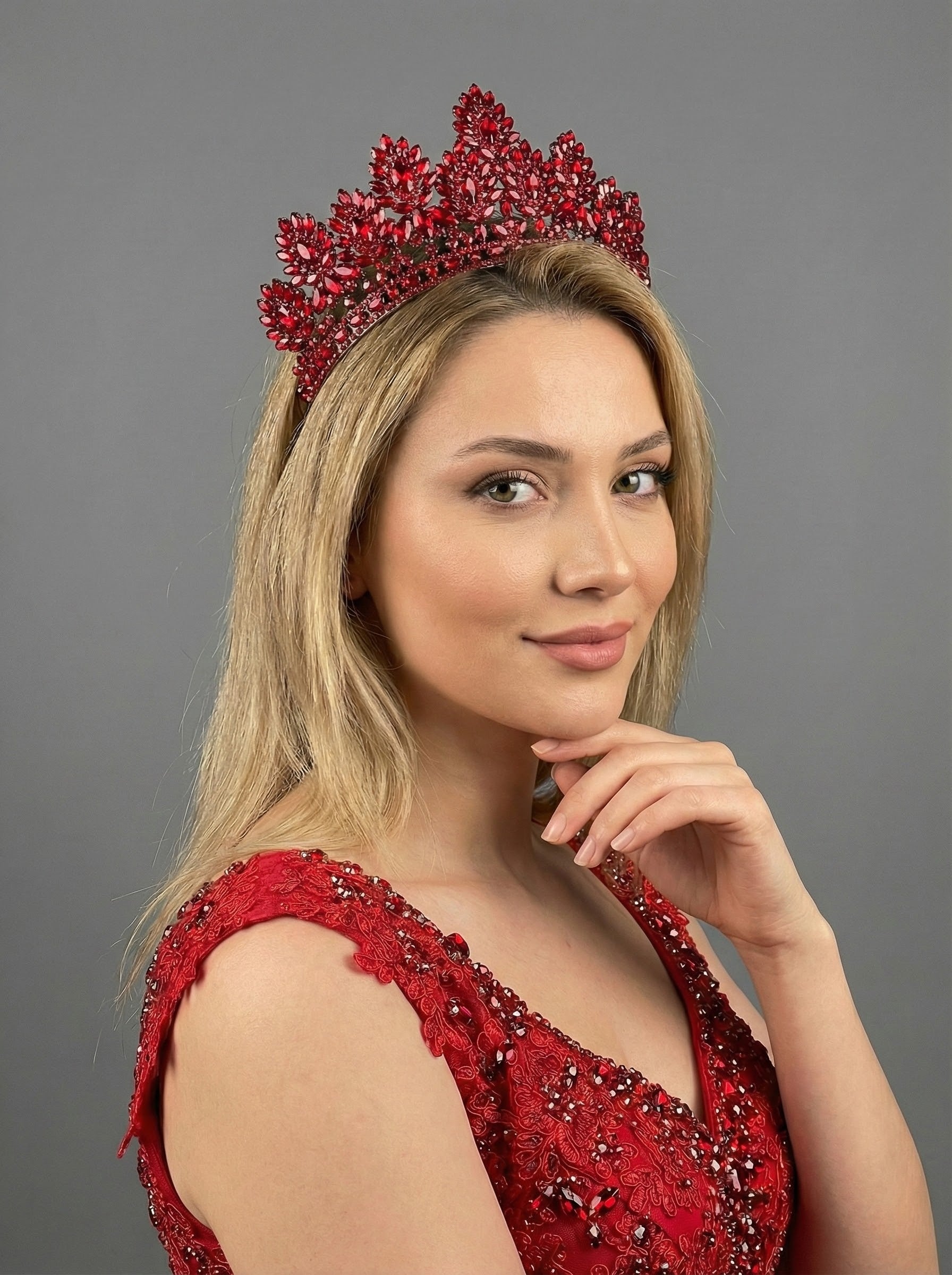 Kırmızı kristal kına ve nişan tacı – taş işlemeli, özel gün tacı