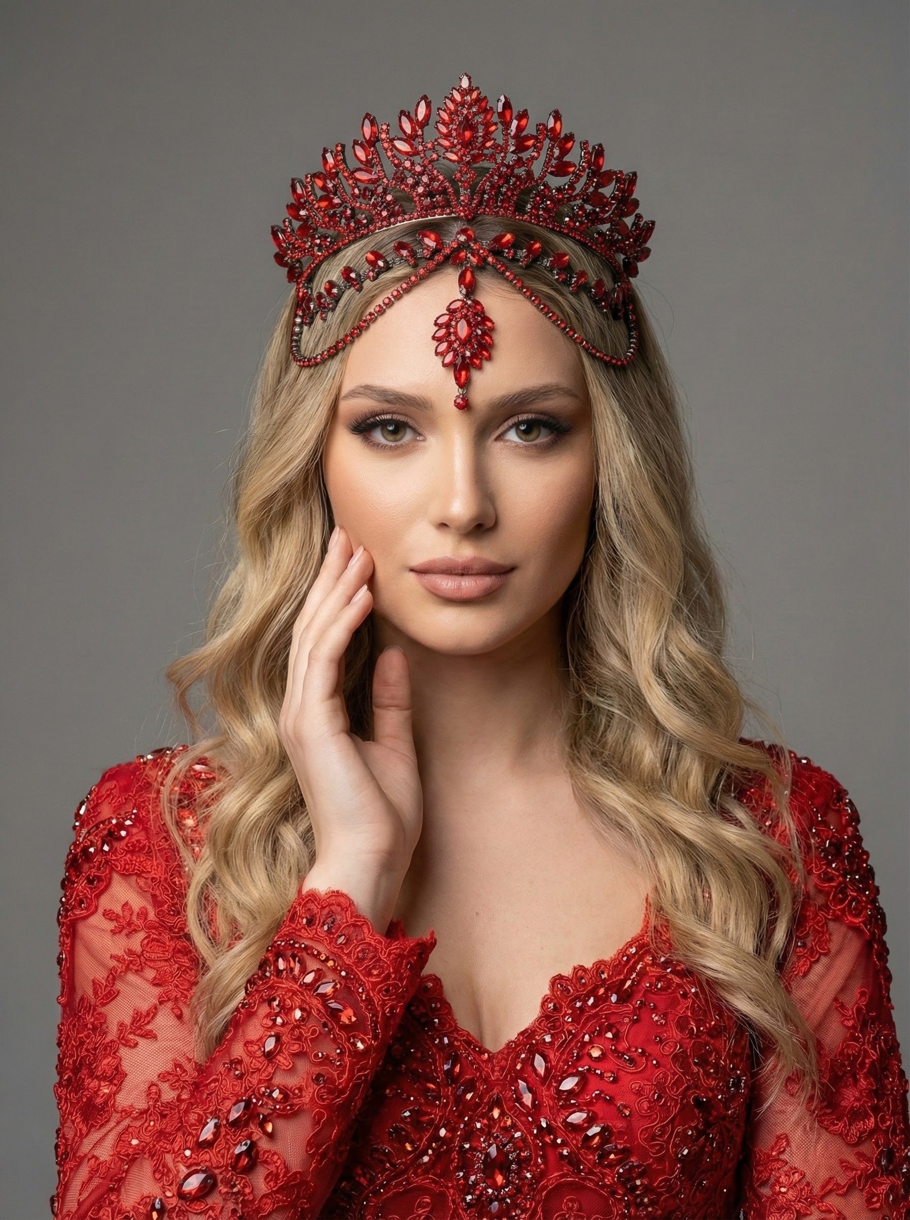 Kırmızı kristal gelin tacı – ışıltılı ve göz alıcı model, düğün ve nişan töreni için