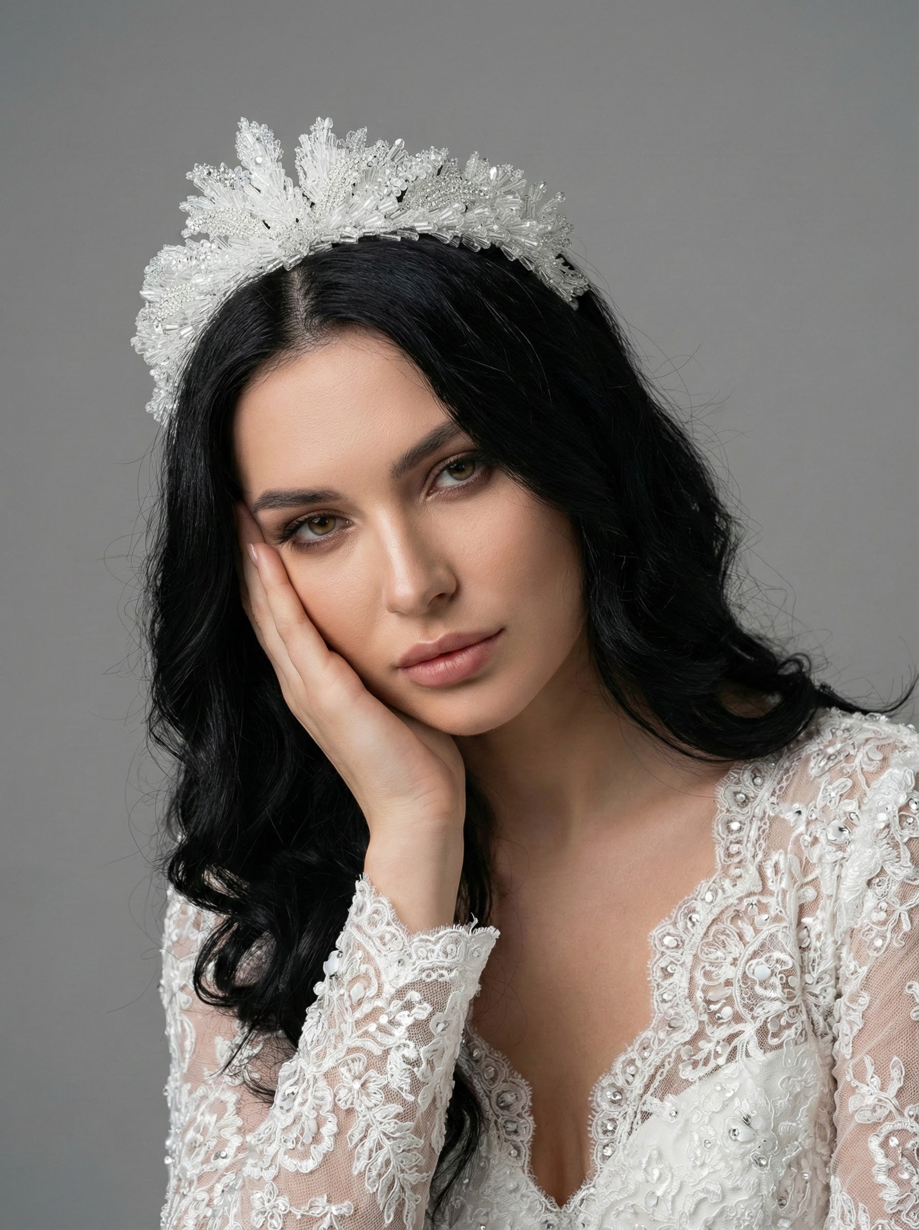Kristal ve İnci Detaylı Hacimli Gelin Tacı – Zarafetin Üç Boyutlu Hâli