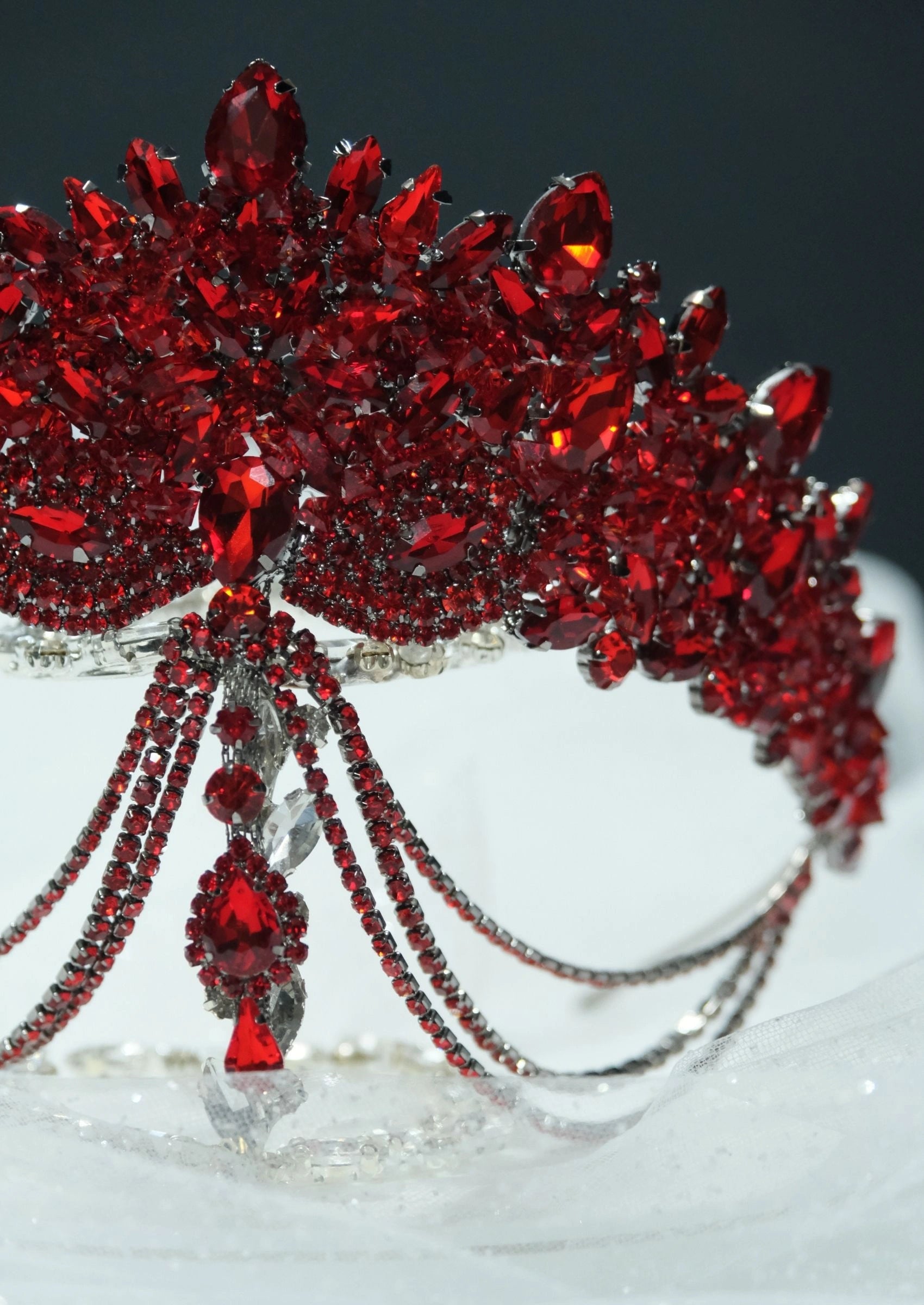 Renkli Kristal Gösterişli Taç – Zincir Detaylı Prenses Taç Modeli