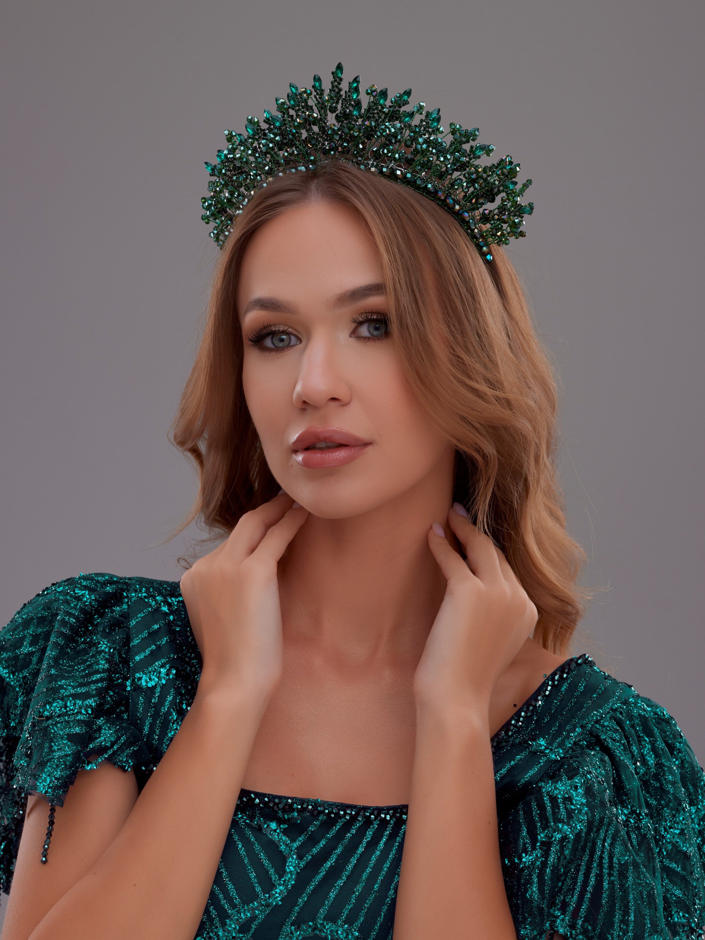 Lüks Kristal Taşlı Kraliçe Tacı – Farklı Renk Seçenekleriyle