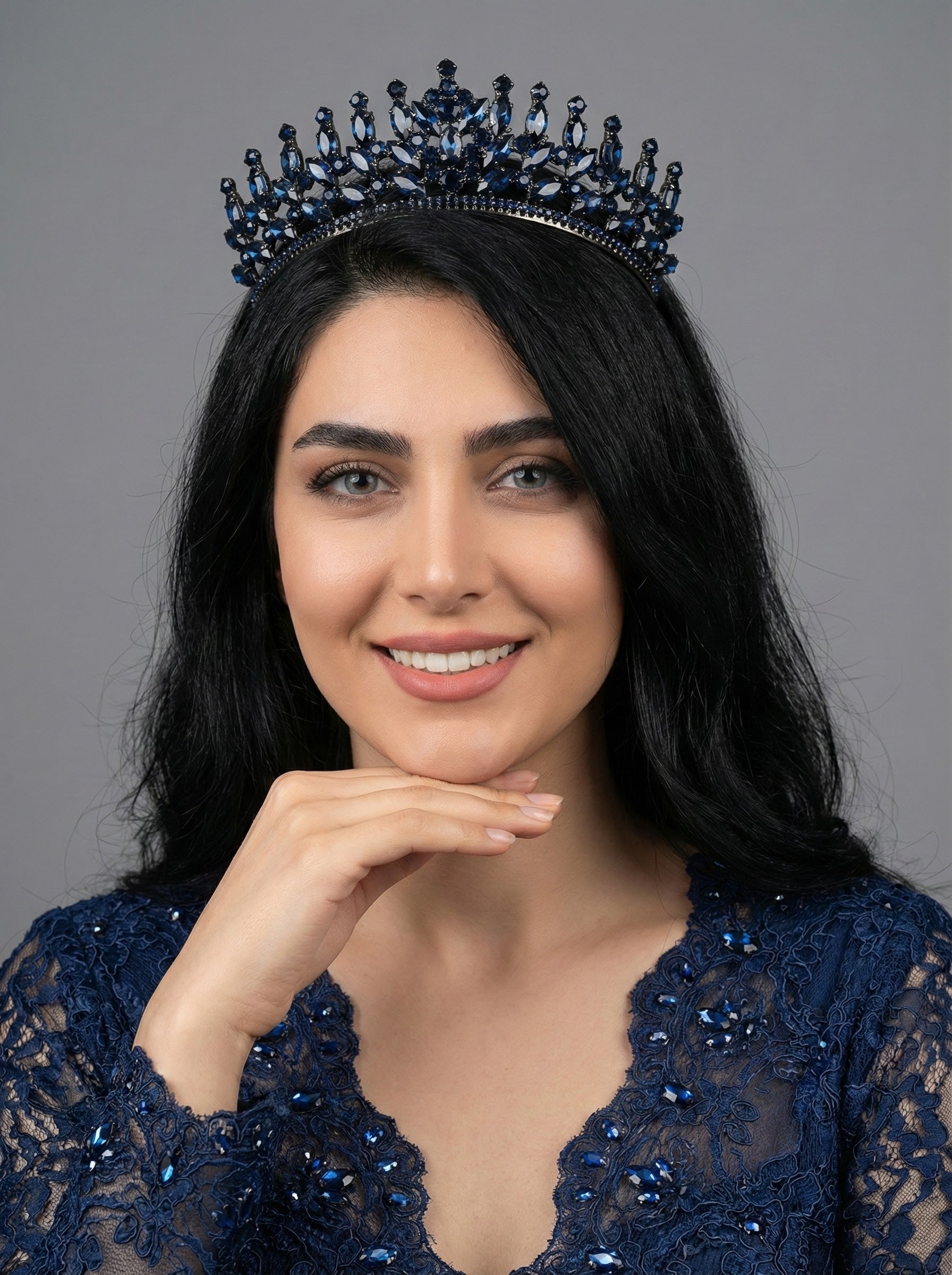 Lacivert kristal taşlı kraliçe model gelin tacı – ışıltılı düğün saç aksesuarı