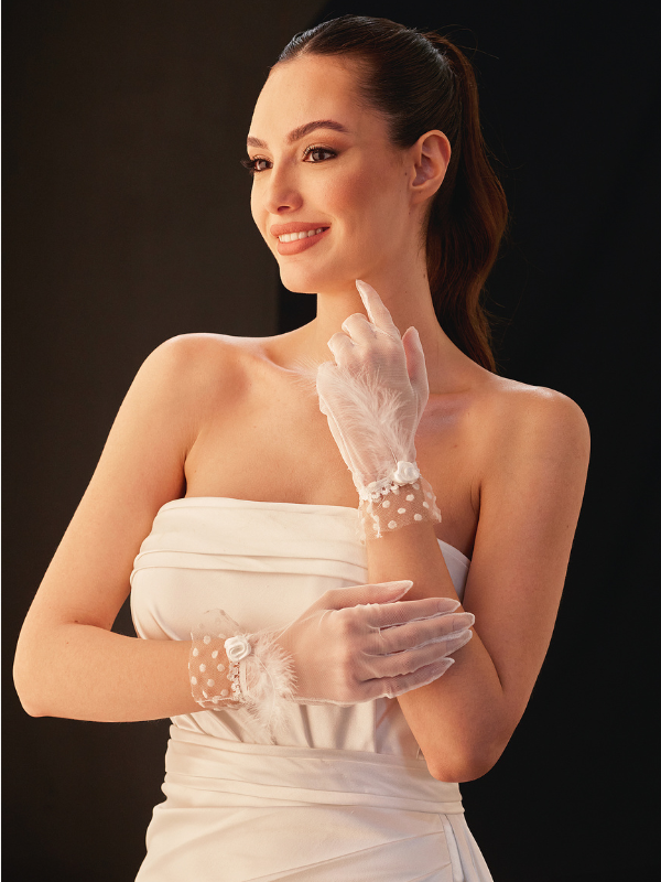 Beyaz zarif tül eldiven – puantiyeli ve çiçek detaylı şık kadın eldiveni, straplez gelinlik ve beyaz nikah elbisesiyle uyumlu feminen bridal aksesuar