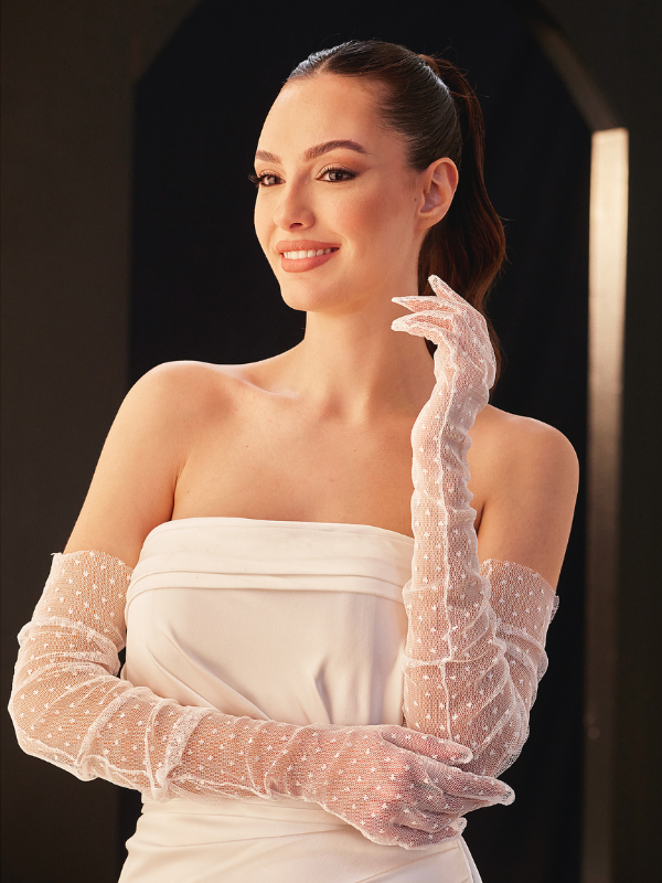 Beyaz puantiyeli uzun tül eldiven – opera boy transparan zarif kadın eldiveni, straplez gelinlikle uyumlu romantik ve sofistike bridal aksesuar