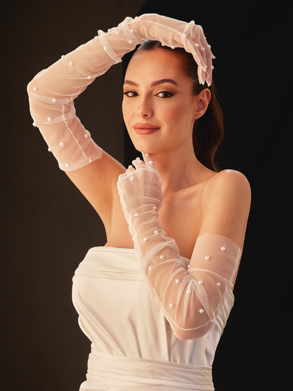 Beyaz opera boy transparan tül gelin eldiveni – inci aplikeli uzun tül eldiven, straplez gelinlikle uyumlu feminen bridal aksesuar